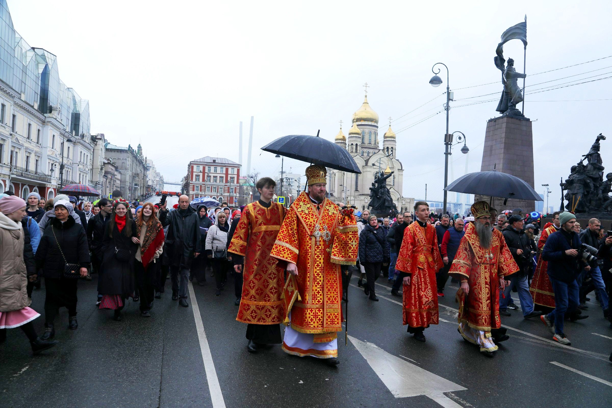 Впервые во Владивостоке многотысячный Пасхальный крестный ход завершился в Спасо-Преображенском соборе на центральной площади города