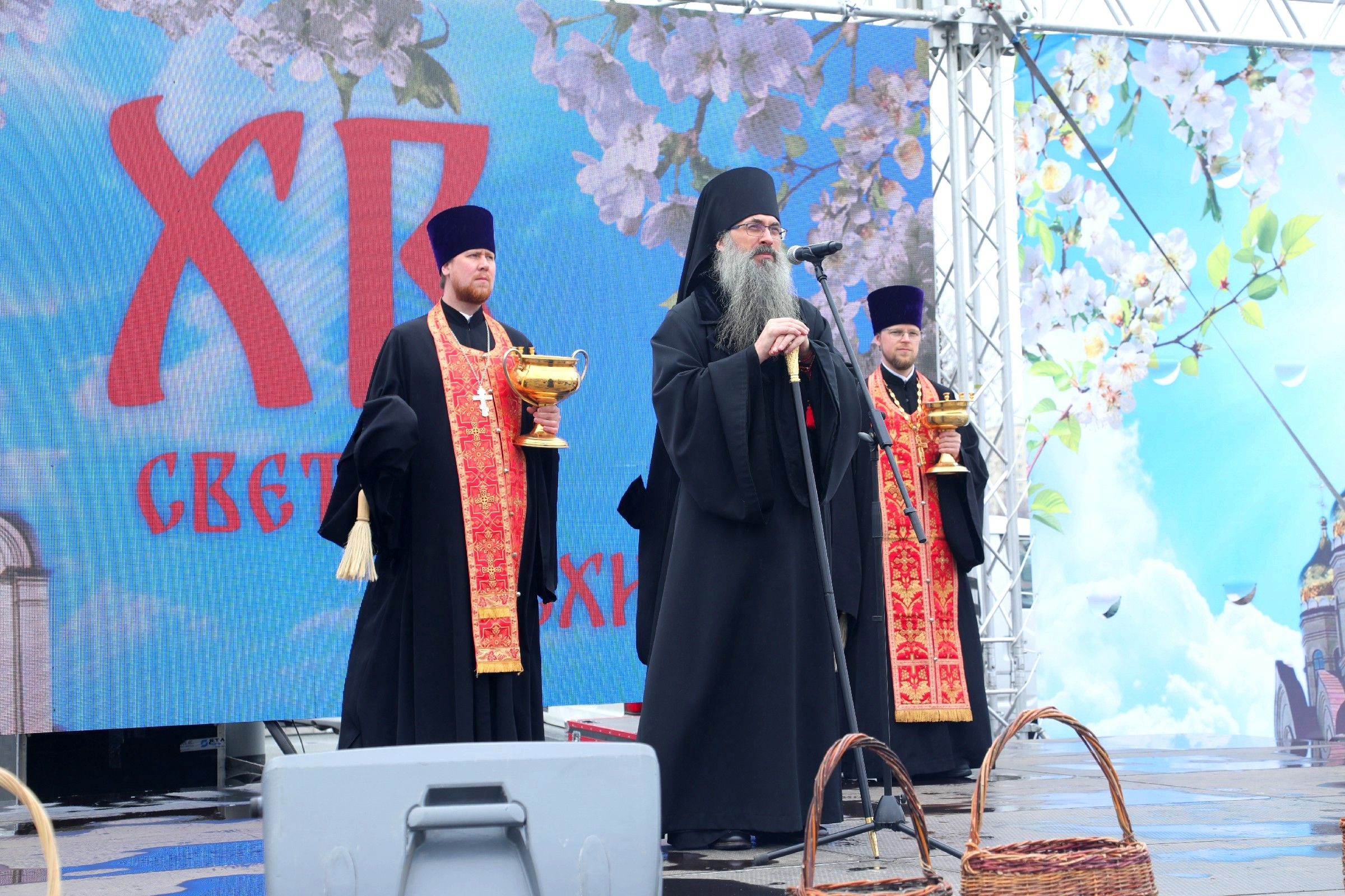 Епископ Уссурийский Иннокентий выступил с Пасхальным поздравлением на центральной площади