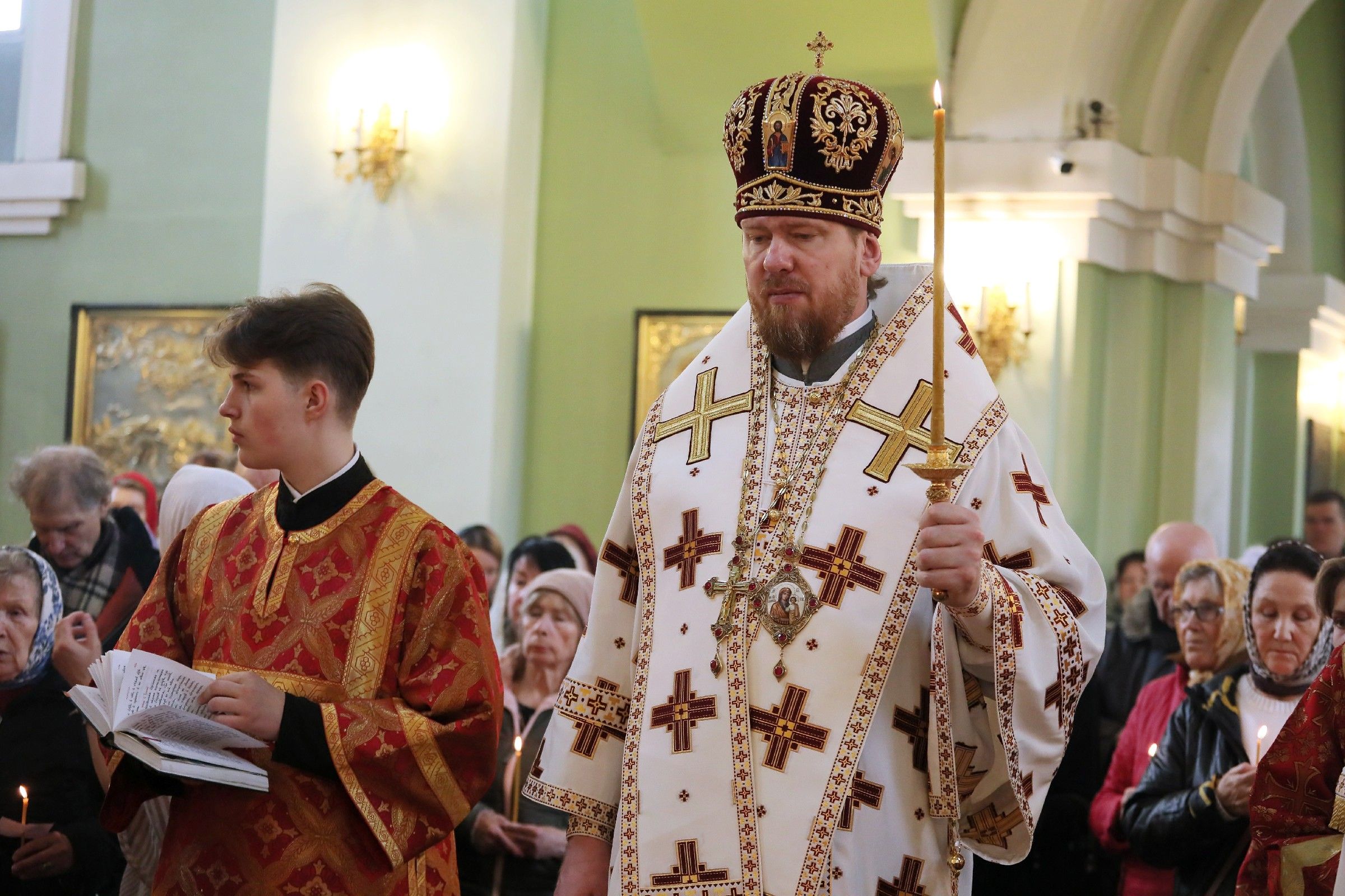 Митрополит Владимир совершил Божественную литургию и Пасхальное поминовение усопших в Покровском соборе
