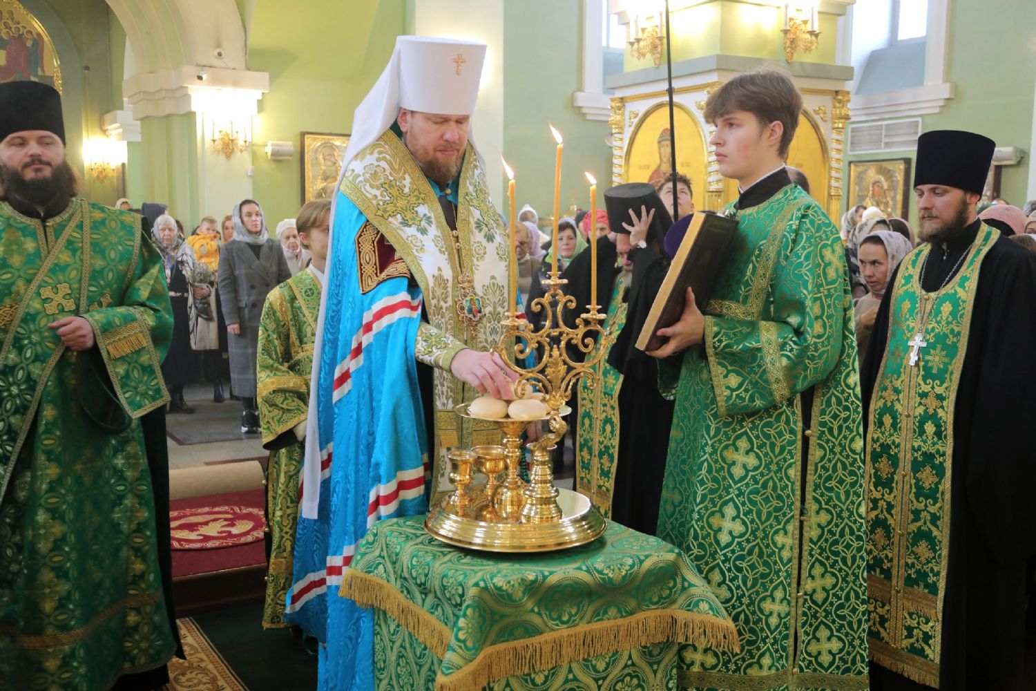 В канун Вербного воскресенья митрополит Владимир совершил всенощное бдение в Покровском соборе