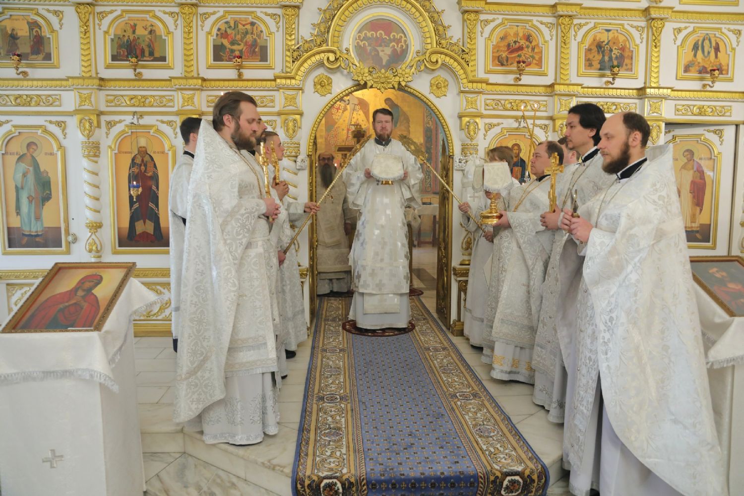 В Лазареву субботу глава Приморской митрополии совершил Божественную литургию в храме Успения Пресвятой Богородицы