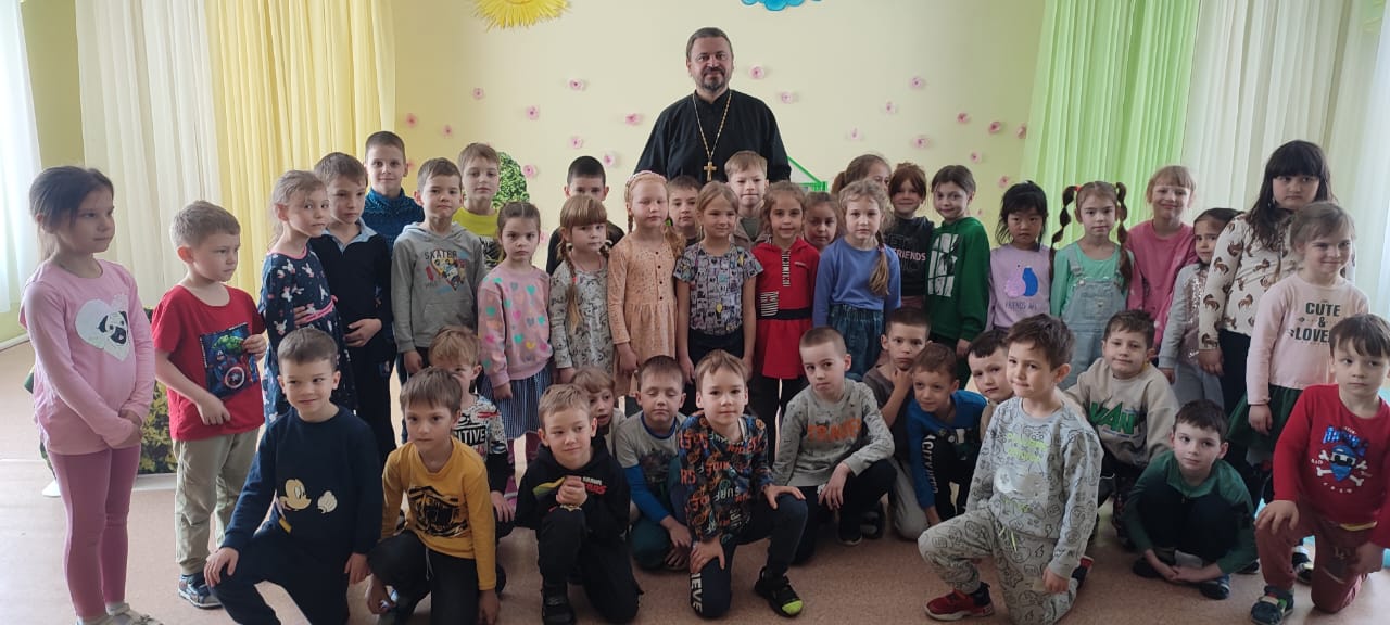 Иерей Виталий Шаркеев рассказал детсадовцам о Пасхе.