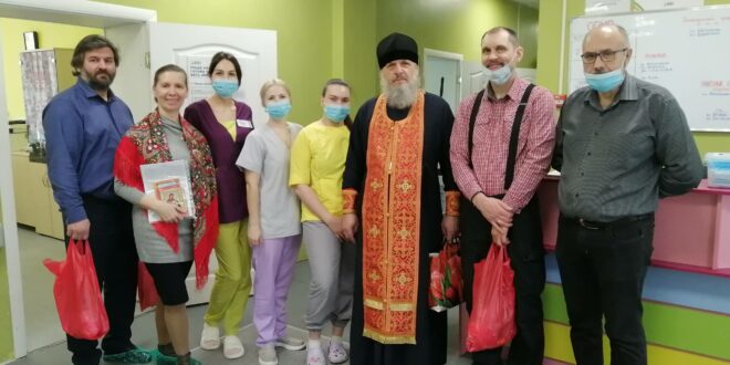 Добровольцы поздравили пациентов и персонал Дальзаводской больницы со Светлым Христовым Воскресением