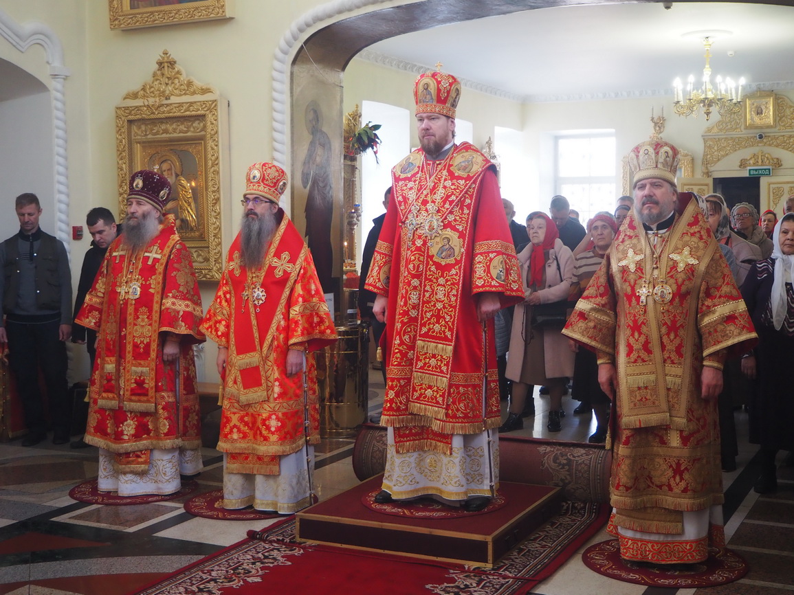 Архипастыри Приморской митрополии совершили литургию в Свято-Никольском соборе.