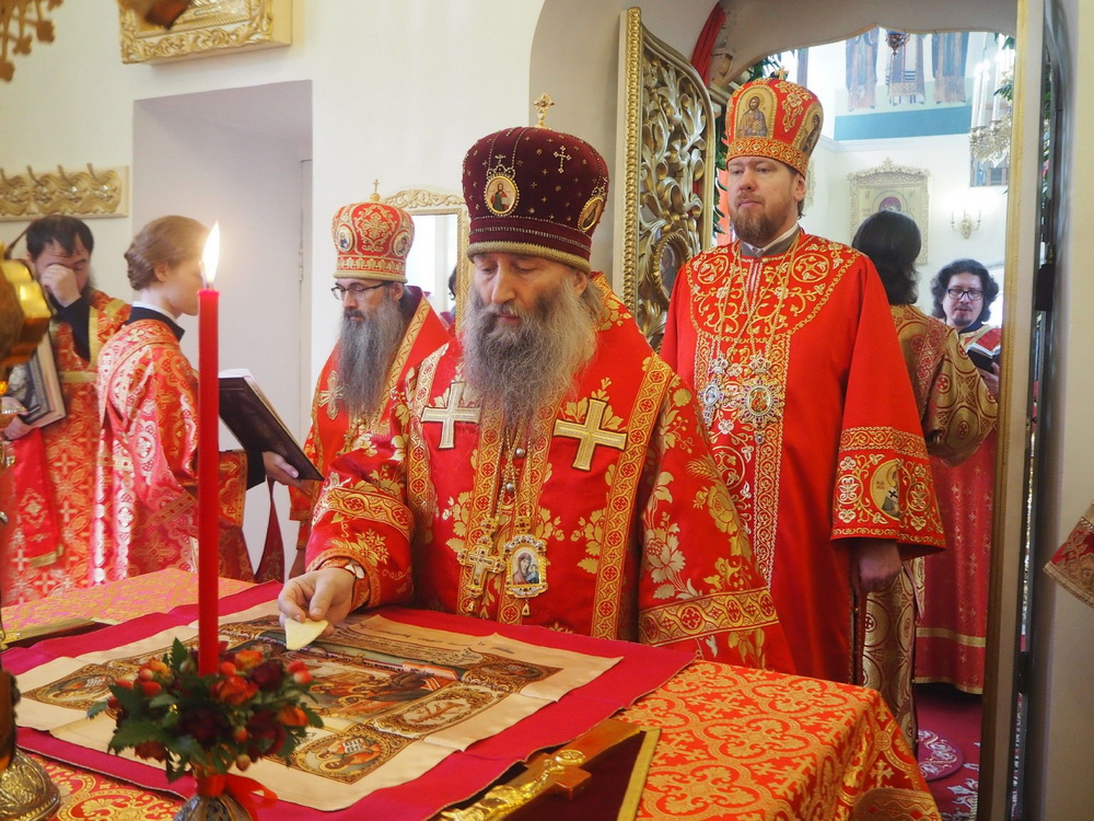 Архипастыри Приморской митрополии совершили литургию в Свято-Никольском соборе Владивостока (+ Фото)