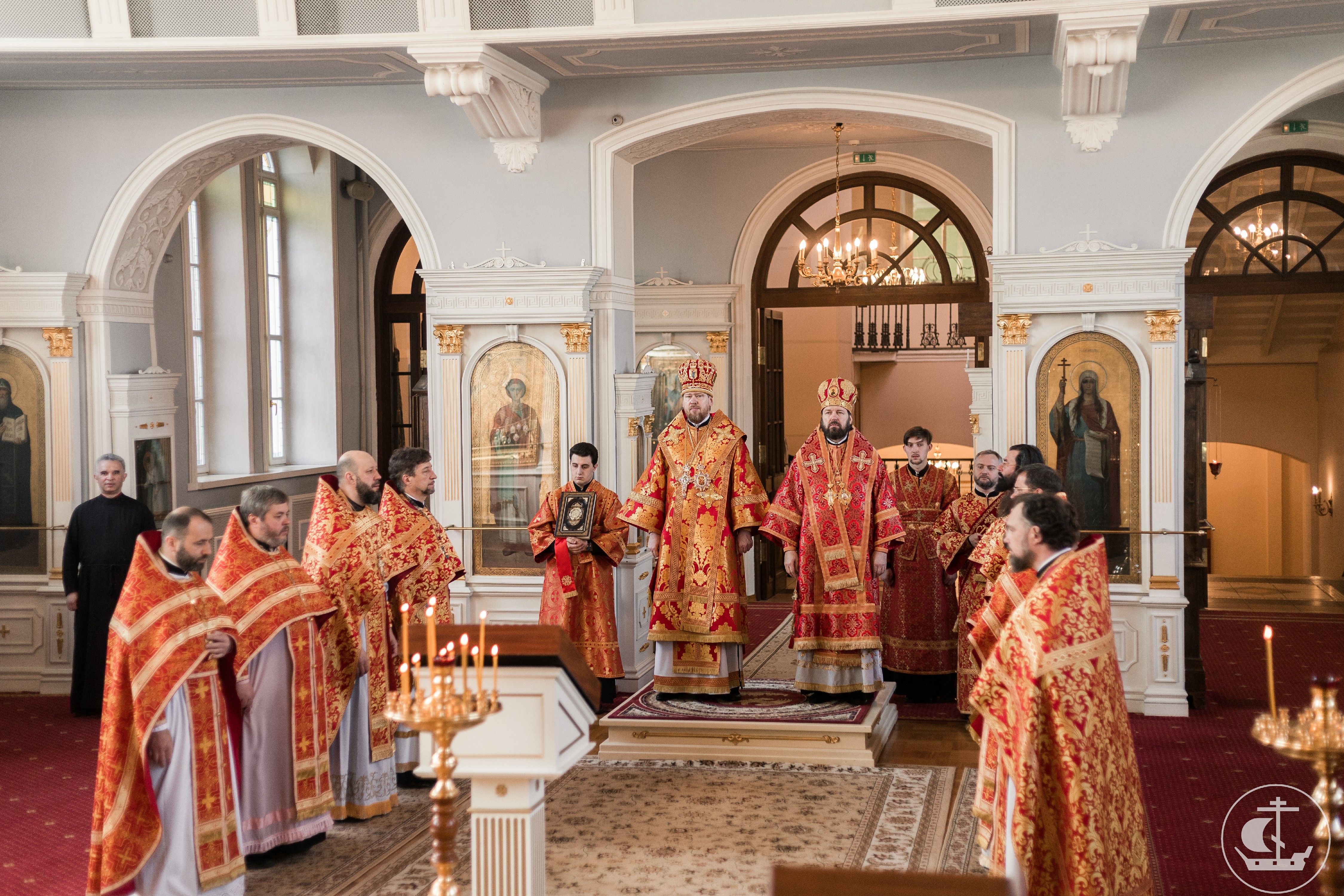 Митрополит Владимир возглавил Божественную литургию в храме Санкт-Петербургской Духовной Академии в день встречи выпускников 2003 года