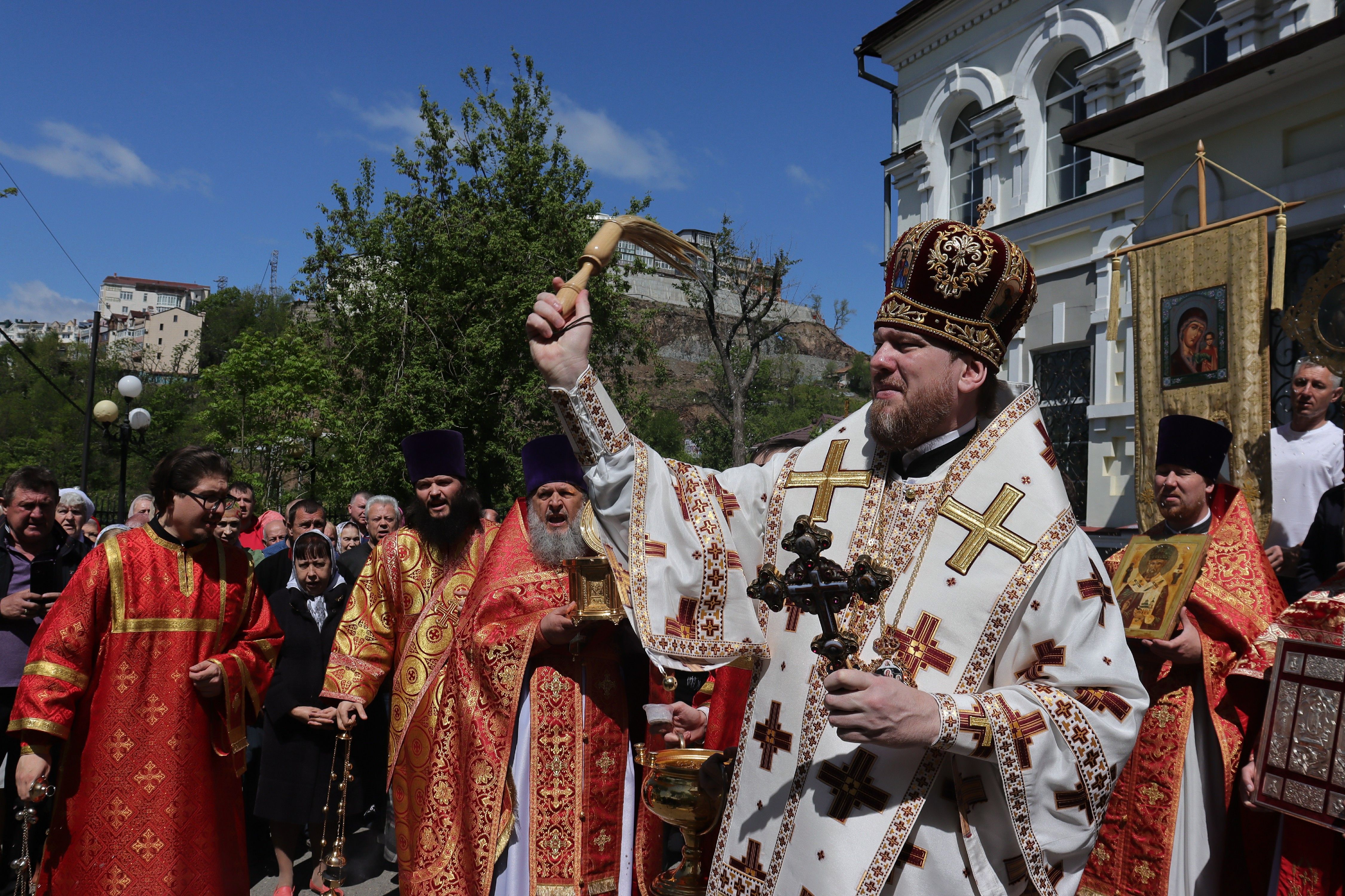 В день престольного праздника митрополит Владимир совершил Божественную литургию в Свято-Никольском соборе