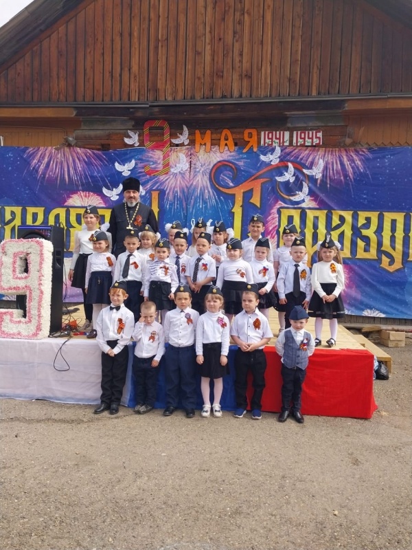 Иерей Андрей Кузнецов и воспитанники воскресной школы при храме Успения Божией Матери села Новосысоевка приняли участие в мероприятиях, посвященных 78-й годовщине Победы в ВОВ (+ Фото + Видео)