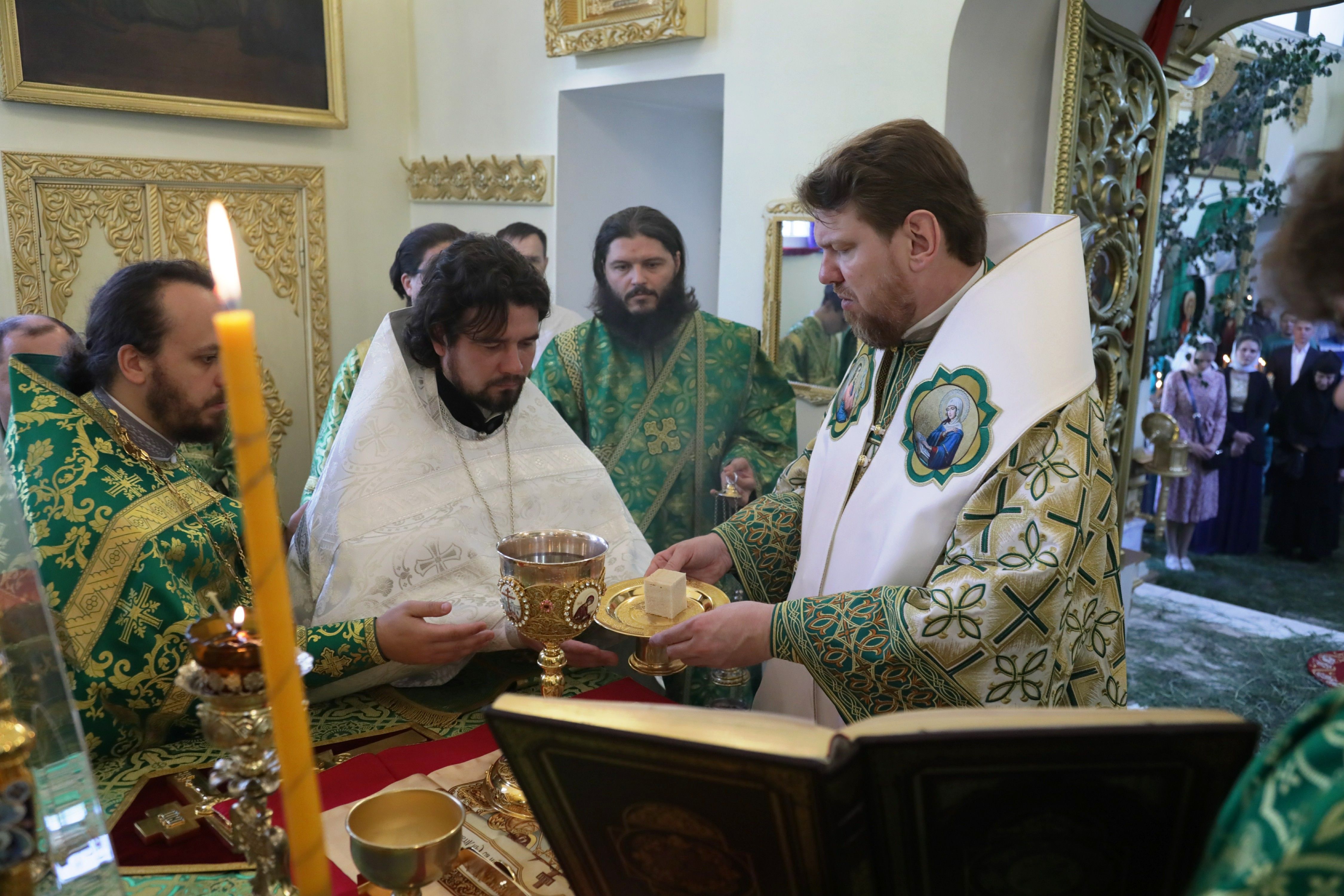 За Божественной литургией в день Святого Духа митрополит Владимир совершил пресвитерскую хиротонию диакона Максима Довбенко