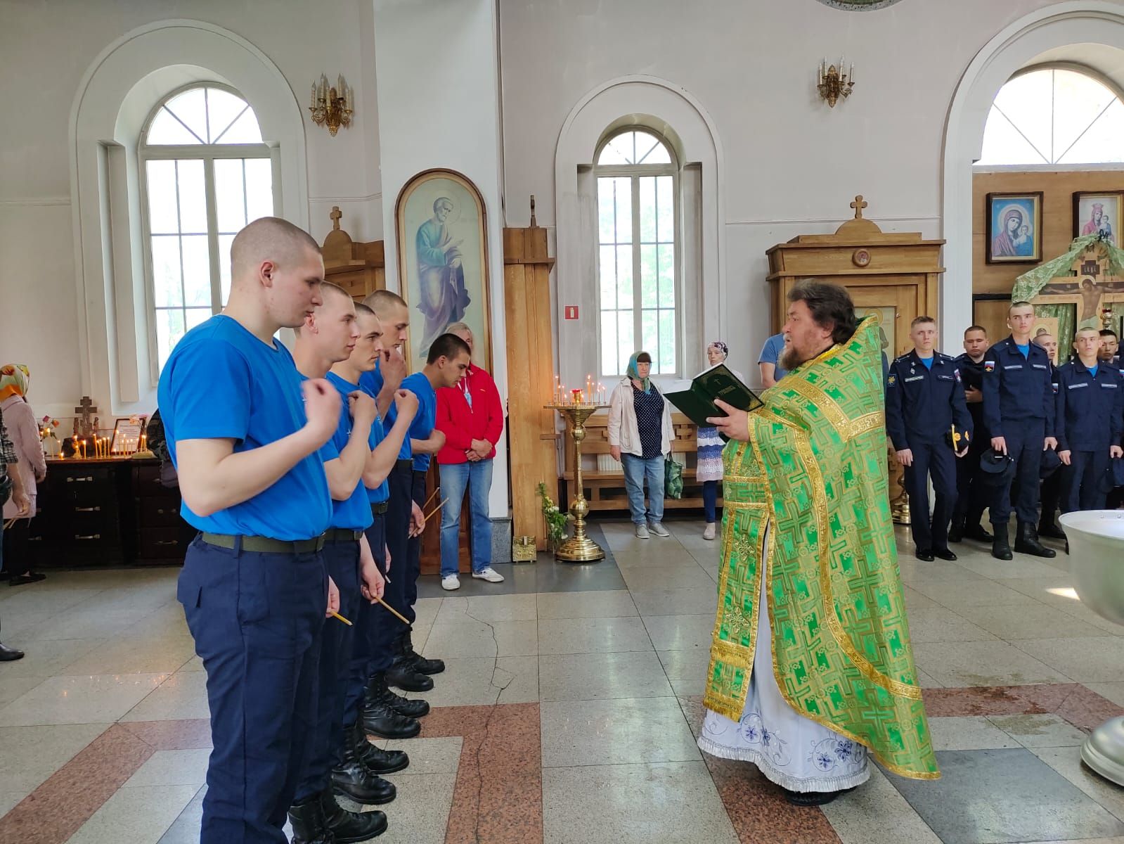 В день Святой Троицы солдаты приняли Таинство Крещения и причастились Святых Христовых Таин в Богоявленском храме города Артема