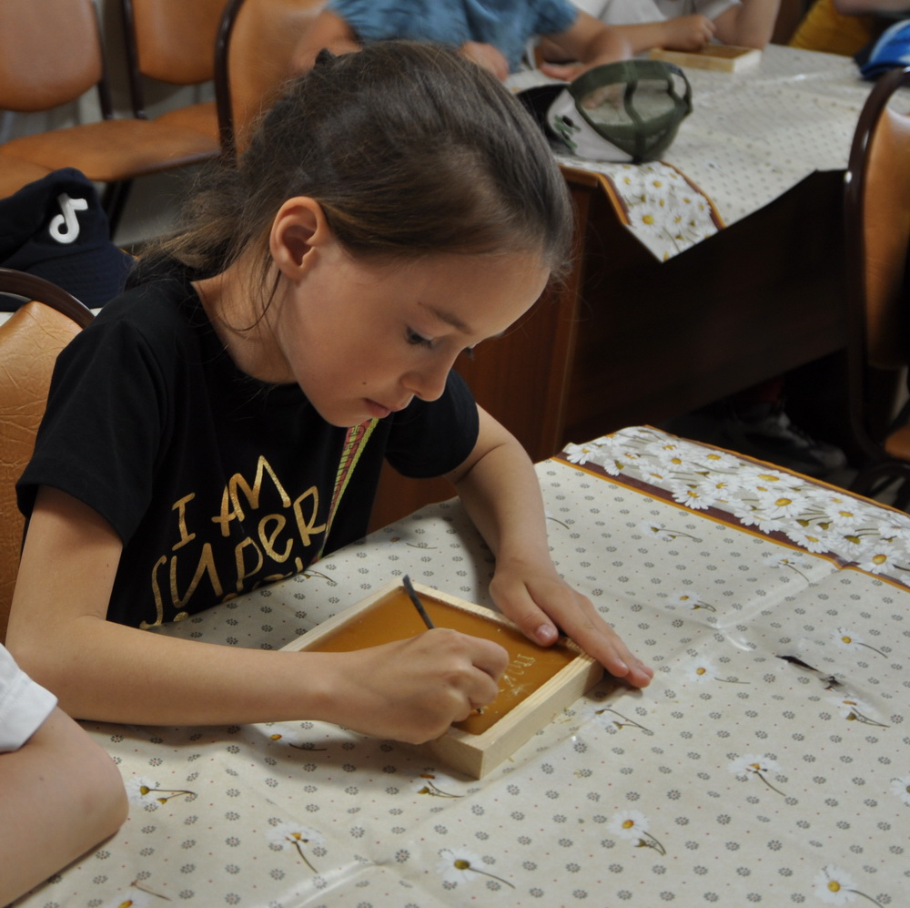 Мастер-классы по письму на бересте и на восковой табличке проходят в Духовно-просветительском центре г. Арсеньева (+ Фото)