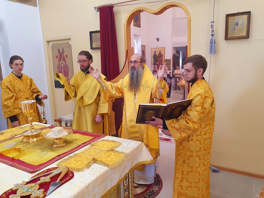 Епископ Уссурийский Иннокентий совершил литургию в Покровском храме