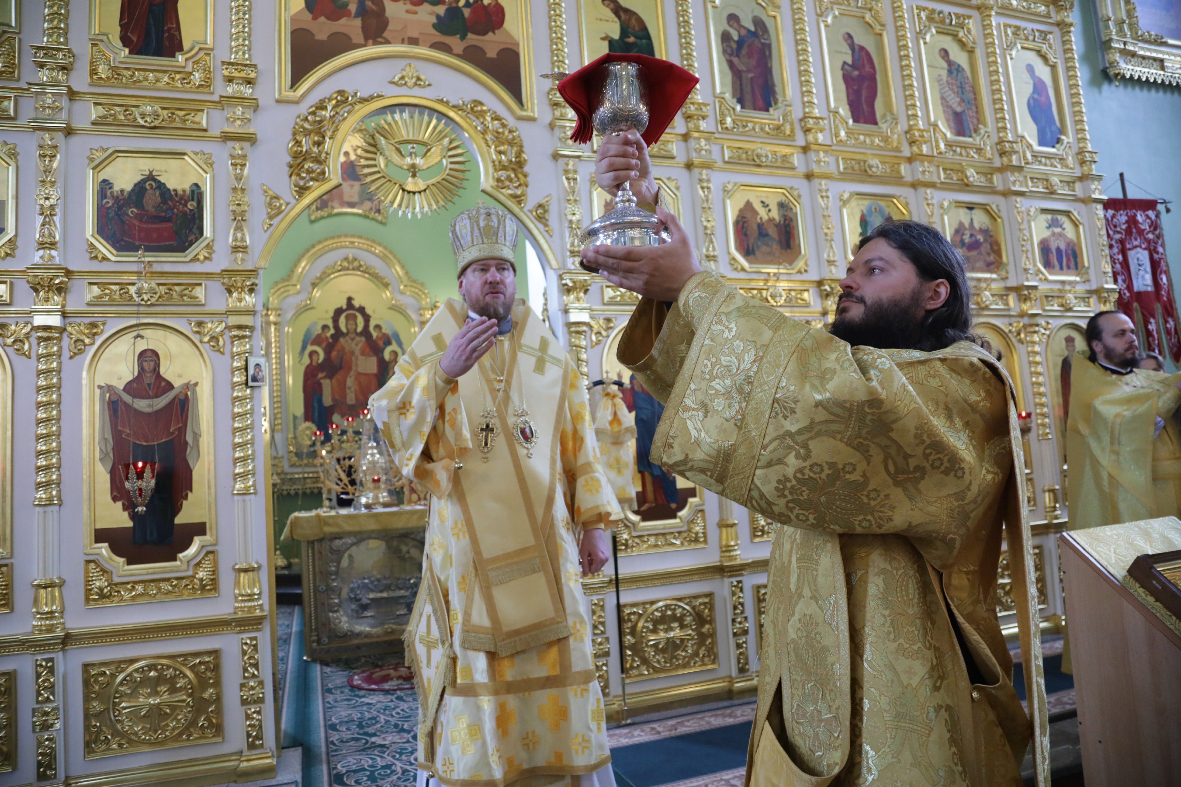 Митрополит Владимир совершил Божественную литургию в Покровском соборе