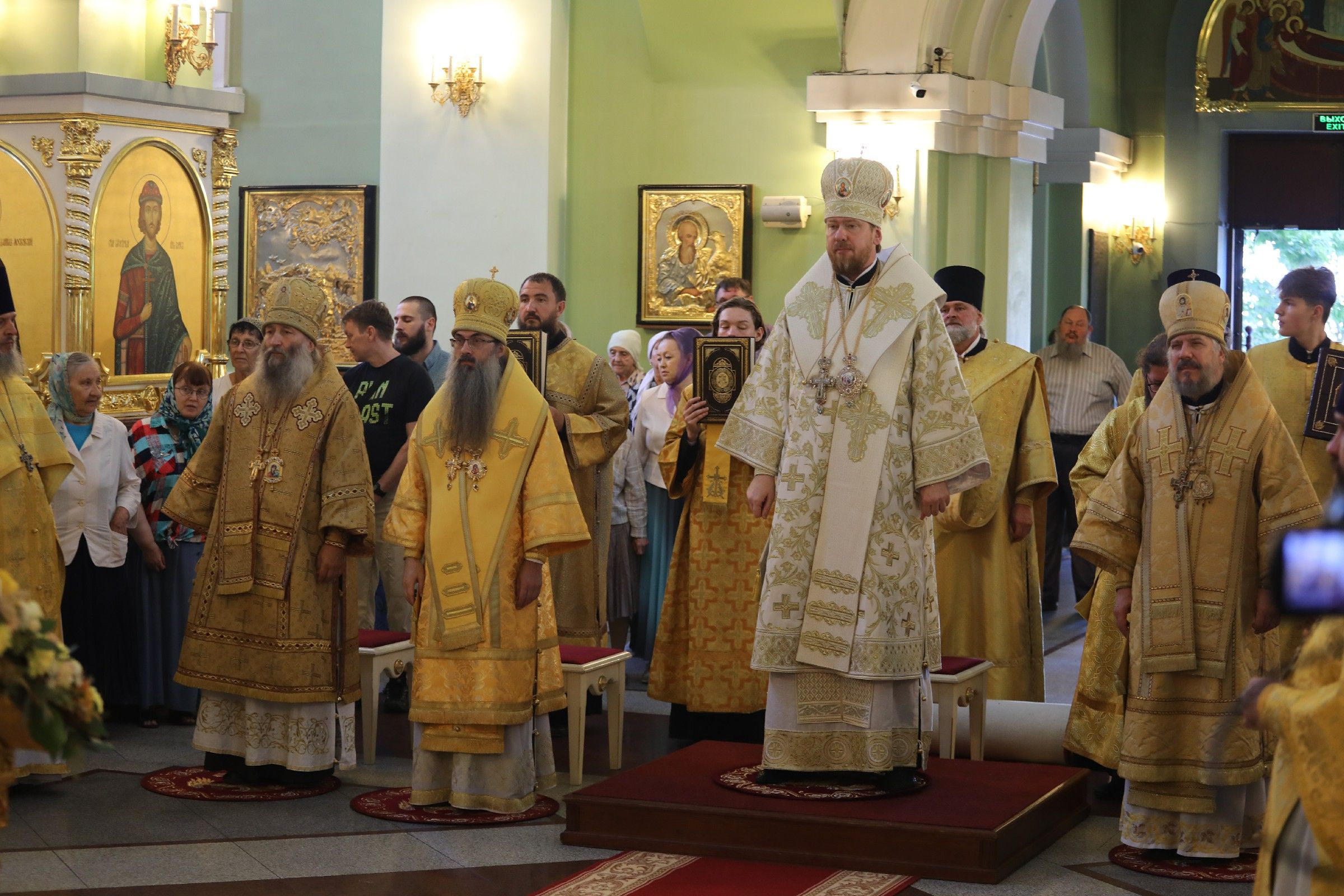 В день памяти святого равноапостольного князя Владимира архипастыри митрополии совершили литургию в Покровском соборе