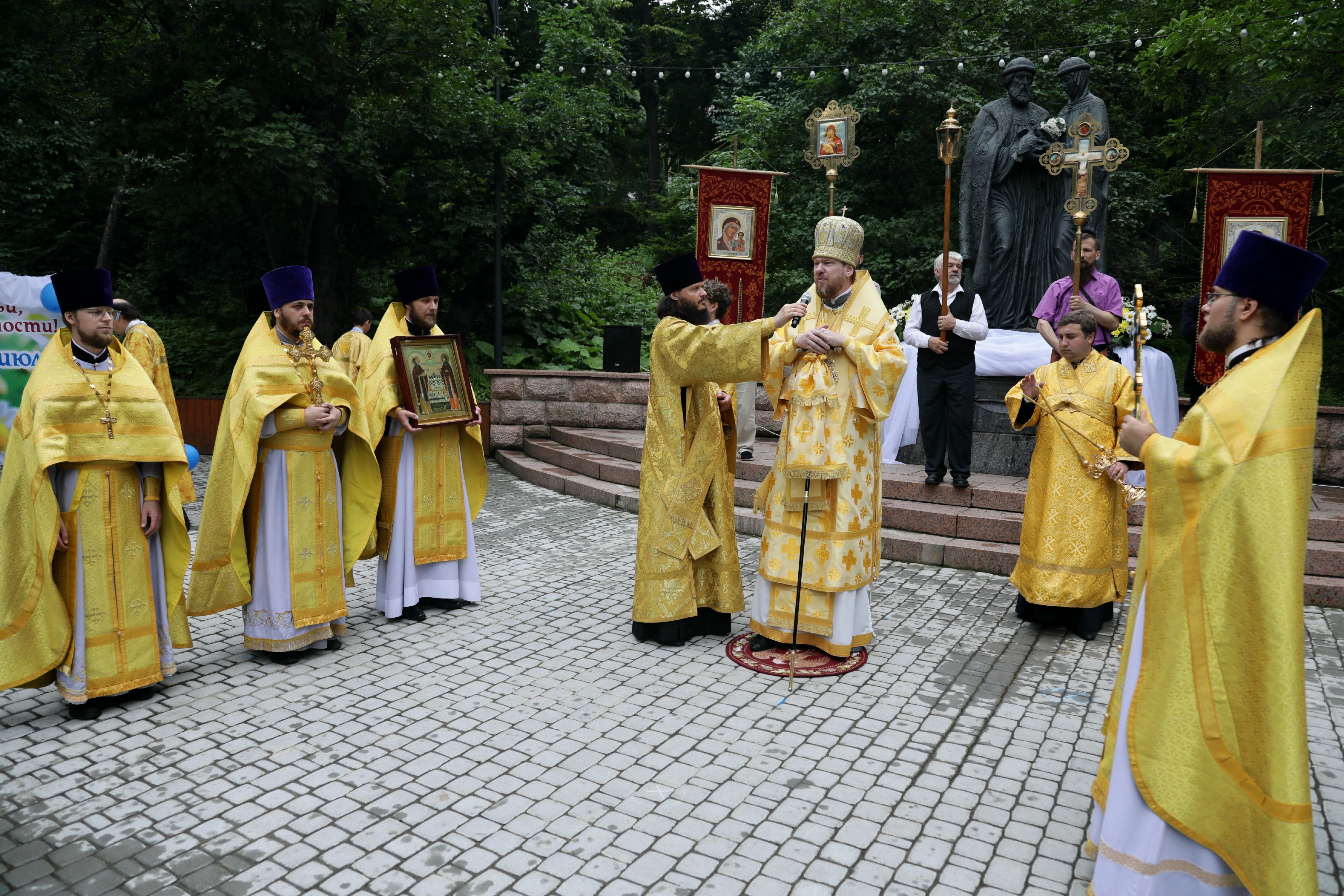 Митрополит Владимир совершил Божественную литургию в Покровском соборе