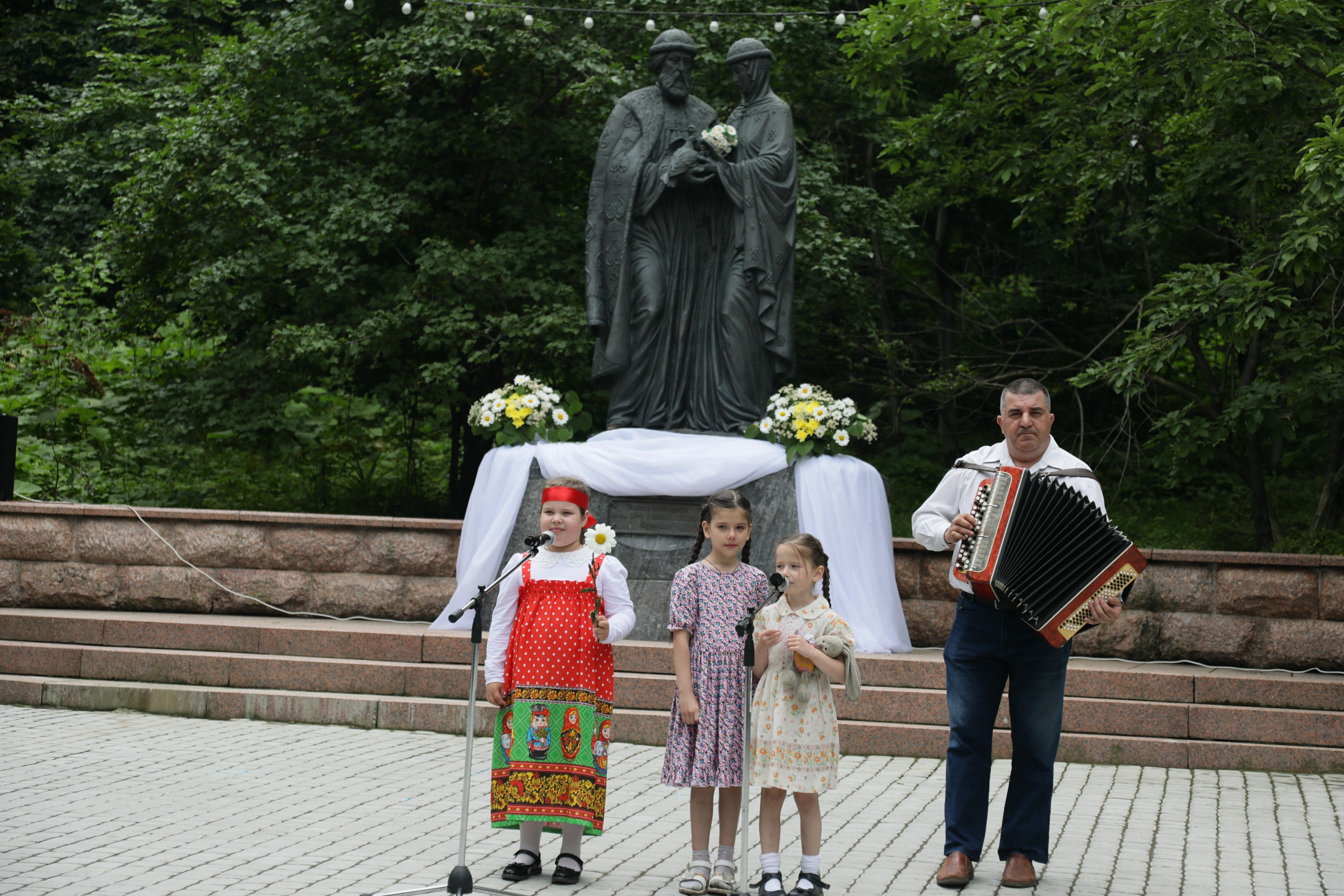 В День семьи, любви и верности в Покровском парке состоялась праздничная программа