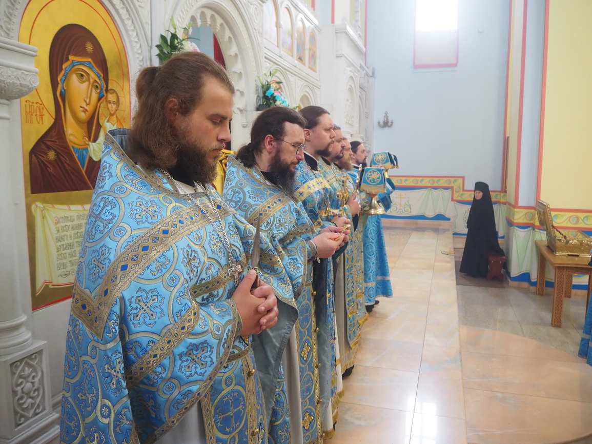 В день престольного праздника в Казанском соборе прошла праздничная Божественная Литургия.