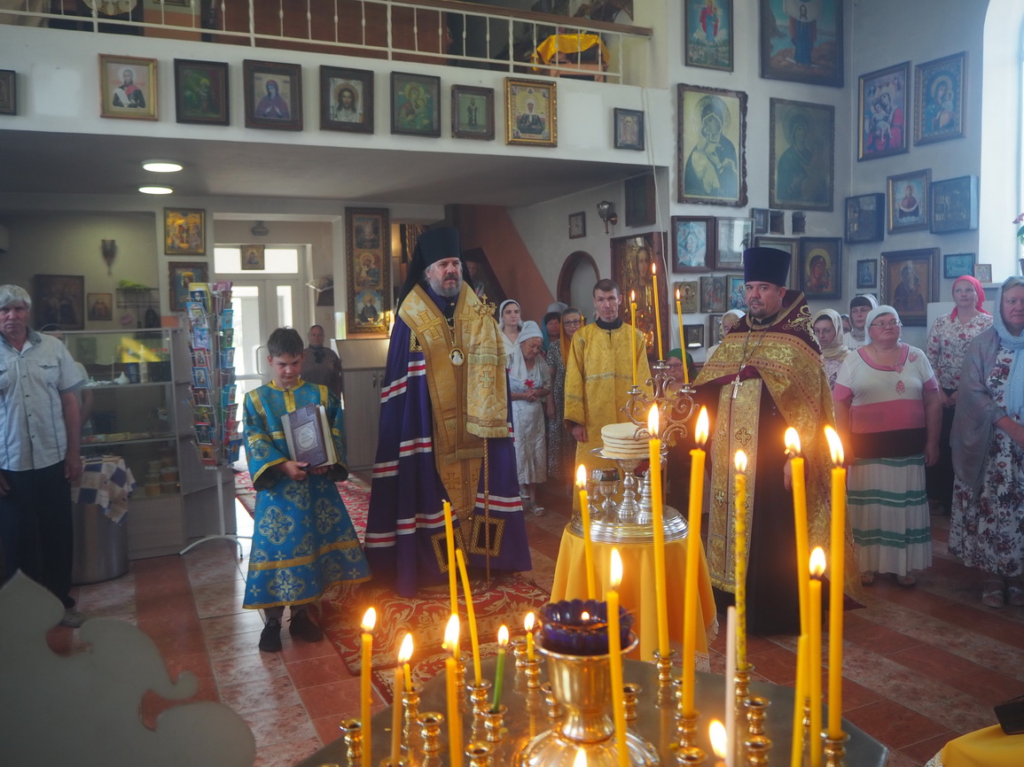 В канун празднования Дня Крещения Руси епископ Николай совершил всенощное бдение в Свято-Владимировском храме п. Ливадия.