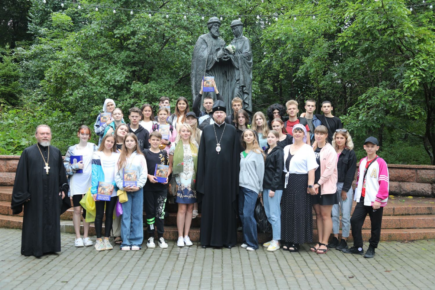 Глава Приморской митрополии встретился с детьми Донбасса