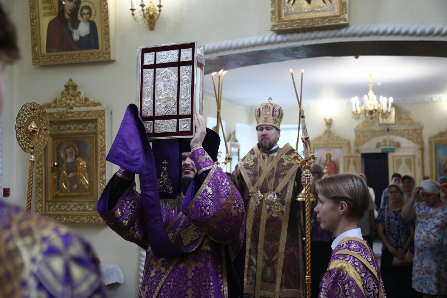 За Божественной литургией митрополит Владимир совершил хиротонию во диакона Сергия Григорьева