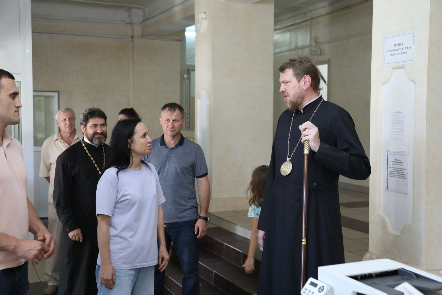 Митрополит Владимир посетил пострадавших от паводков жителей Уссурийска и передал им гуманитарную помощь