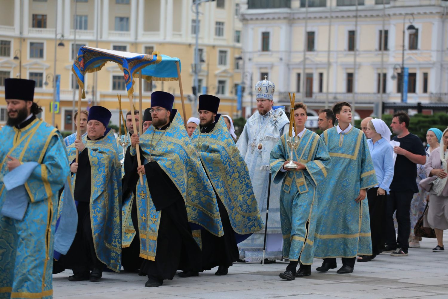 Митрополит Владимир совершил чин погребения Плащаницы Пресвятой Богородицы