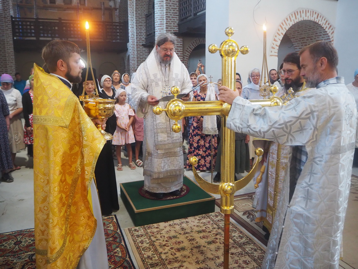 Епископ Находкинский и Преображенский Николай возглавил Божественную литургию в Свято-Максимовском храме.