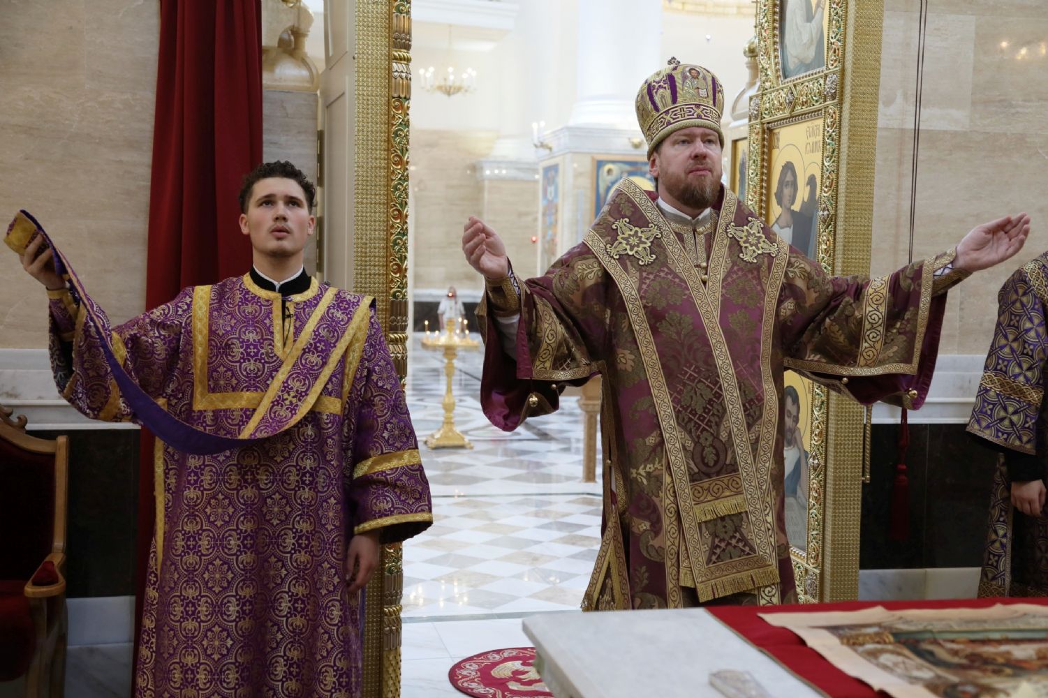 В праздник Воздвижения Креста Господня глава Приморской митрополии совершил Божественную литургию в главном храме Приморья