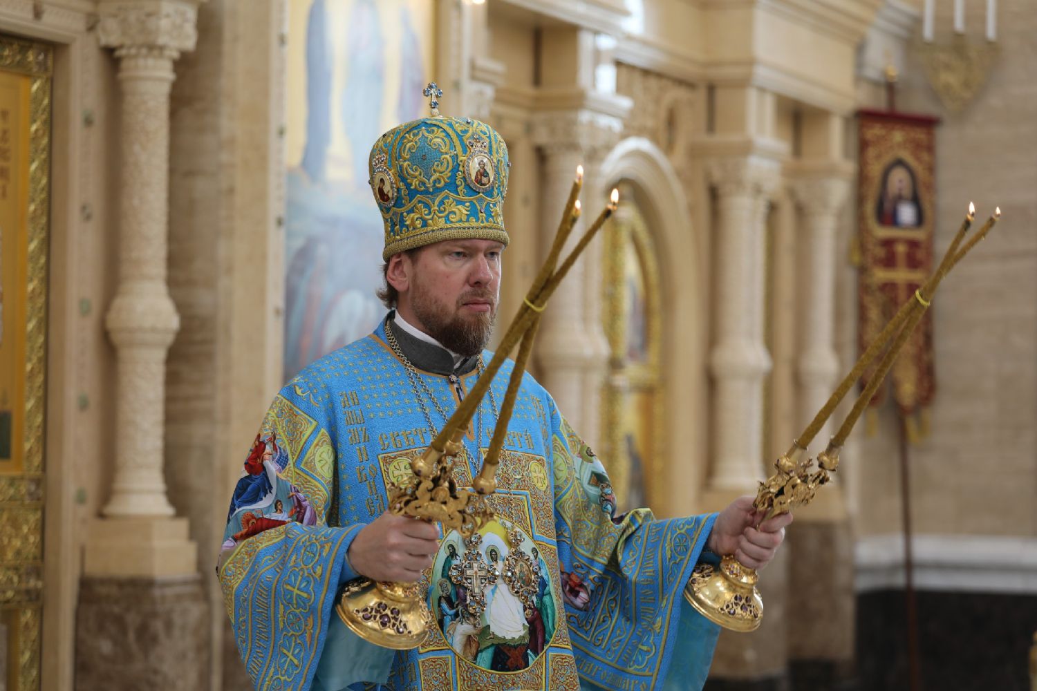 Глава Приморской митрополии совершил Божественную литургию в Спасо-Преображенском соборе