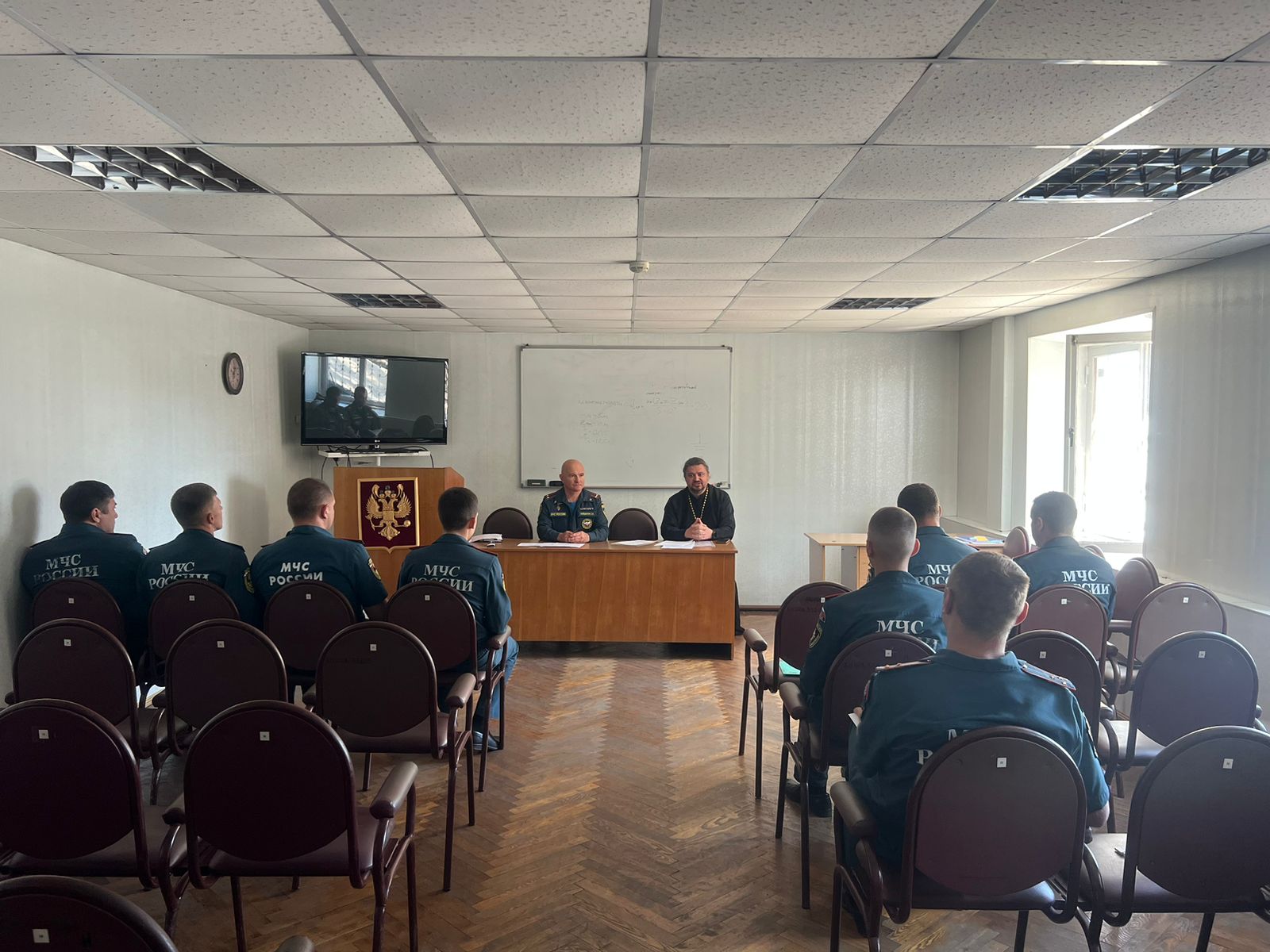 Иерей Виталий Шаркеев провёл встречу с сотрудниками МЧС.