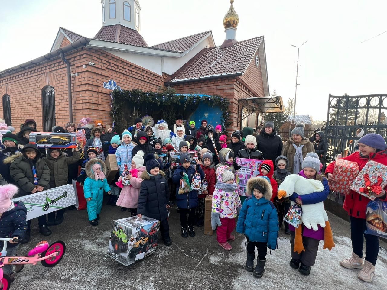 Праздничные мероприятия для детей из подопечных семей Центра «Колыбелька» состоялись в Покровском благочинии