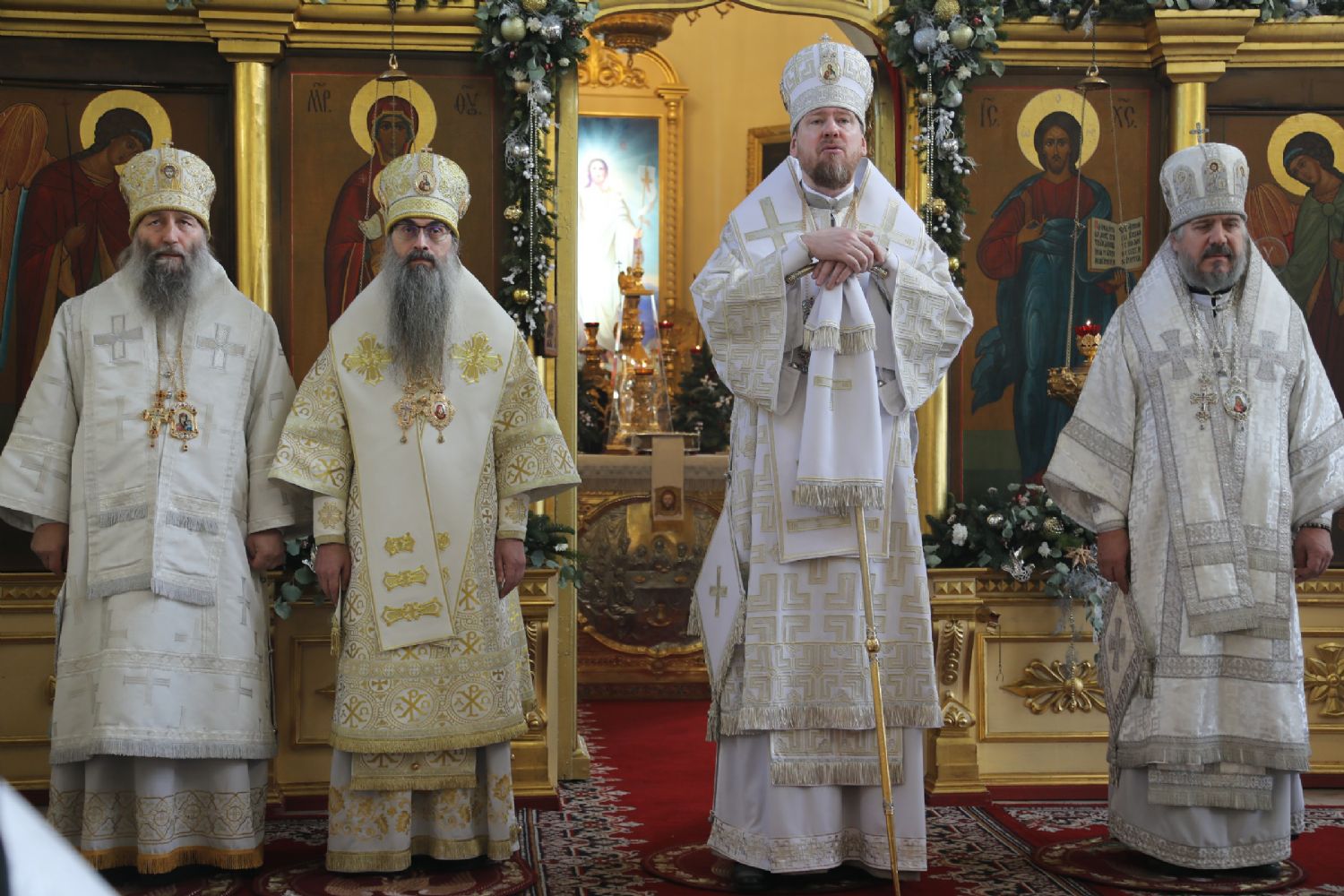 Сонм архипастырей Приморской митрополии совершил Божественную литургию в Свято-Никольском кафедральном соборе