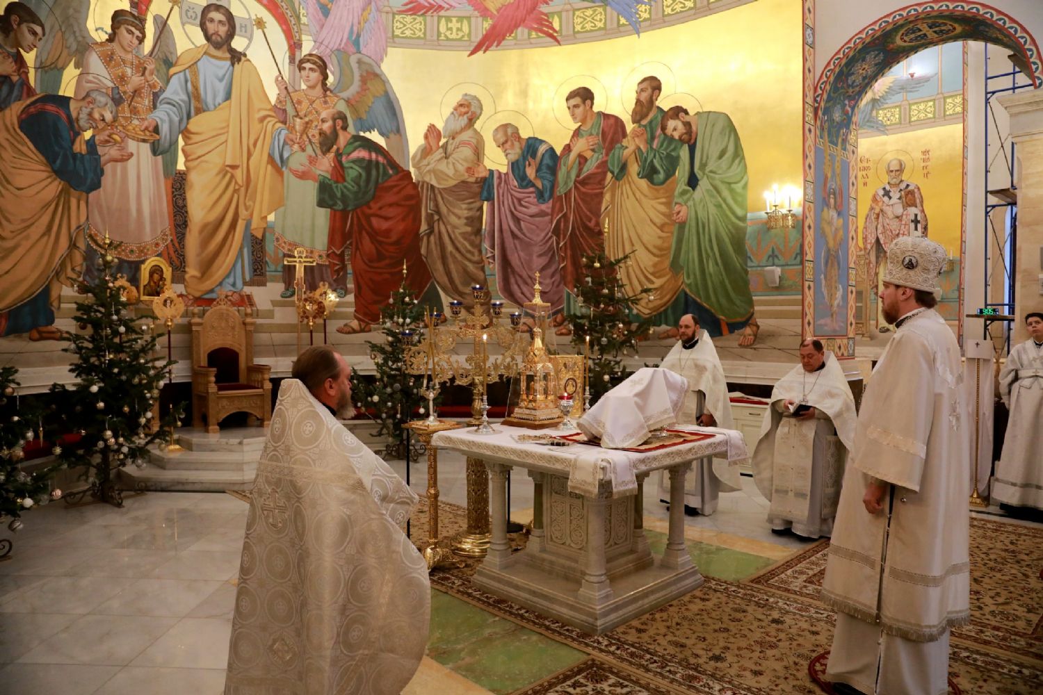 В навечерие Рождества Христова митрополит Владимир совершил Божественную литургию в Спасо-Преображенском соборе
