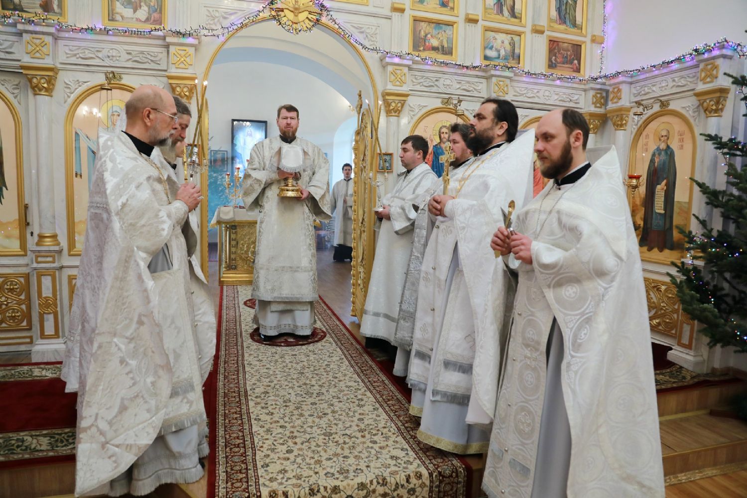 Митрополит Владимир совершил Божественную литургию в Покровском храме поселка Угловое