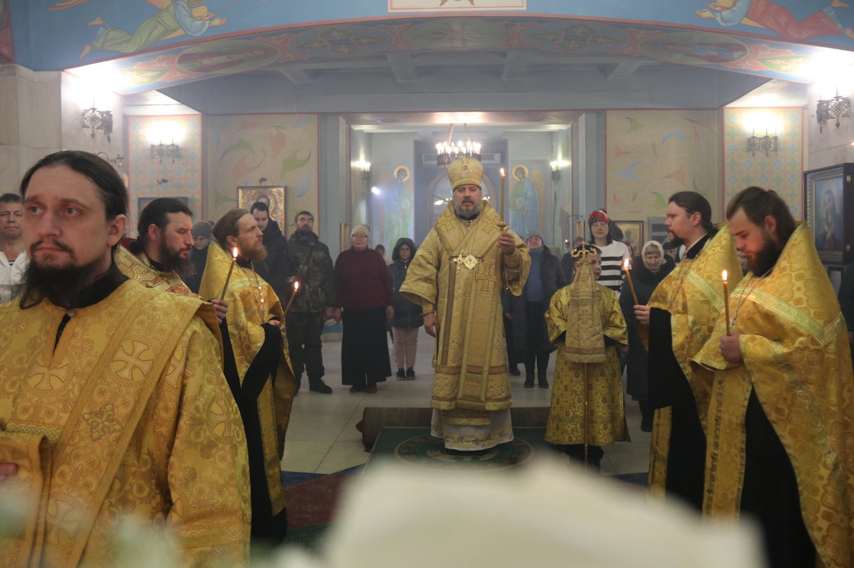 Епископ Николай совершил Всенощное бдение в канун дня памяти святителя Николая, архиепископа Мир Ликийских.