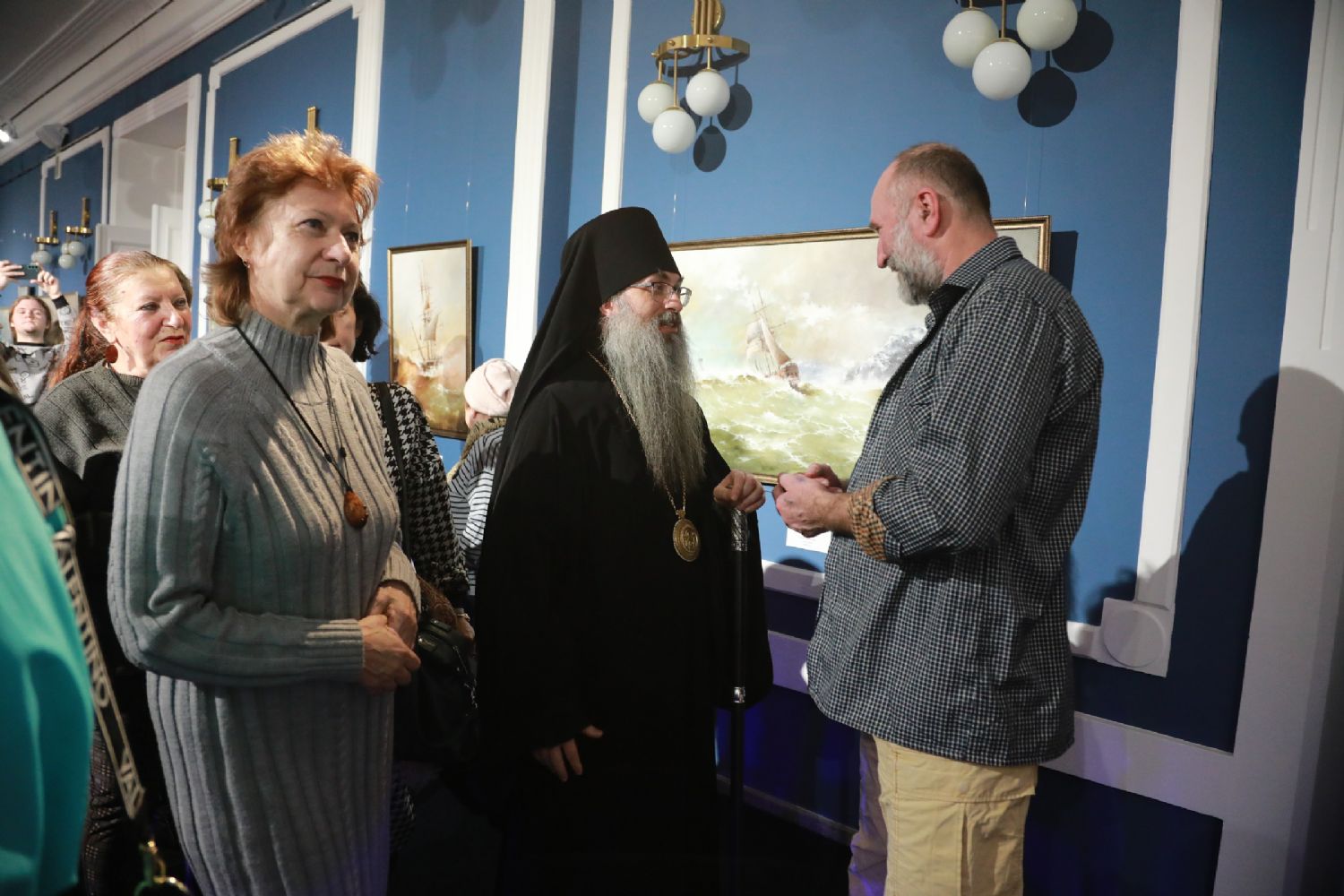 В Пушкинском театре ДВФУ епископ Иннокентий посетил открытие выставки «Море русской души»