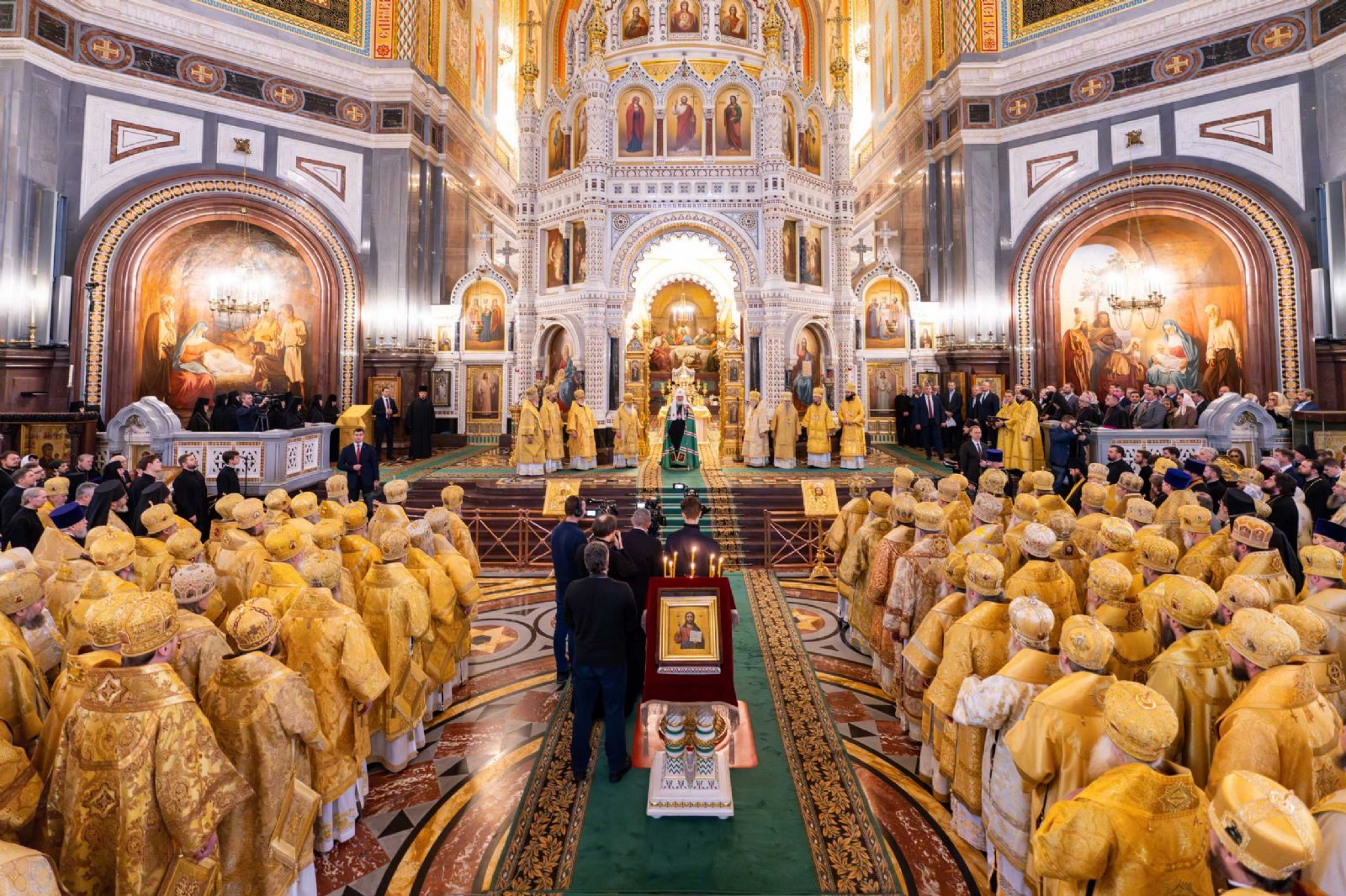 В пятнадцатую годовщину интронизации Святейшего Патриарха Кирилла архипастыри Приморской митрополии сослужили Предстоятелю Русской Церкви за Литургией в Храме Христа Спасителя