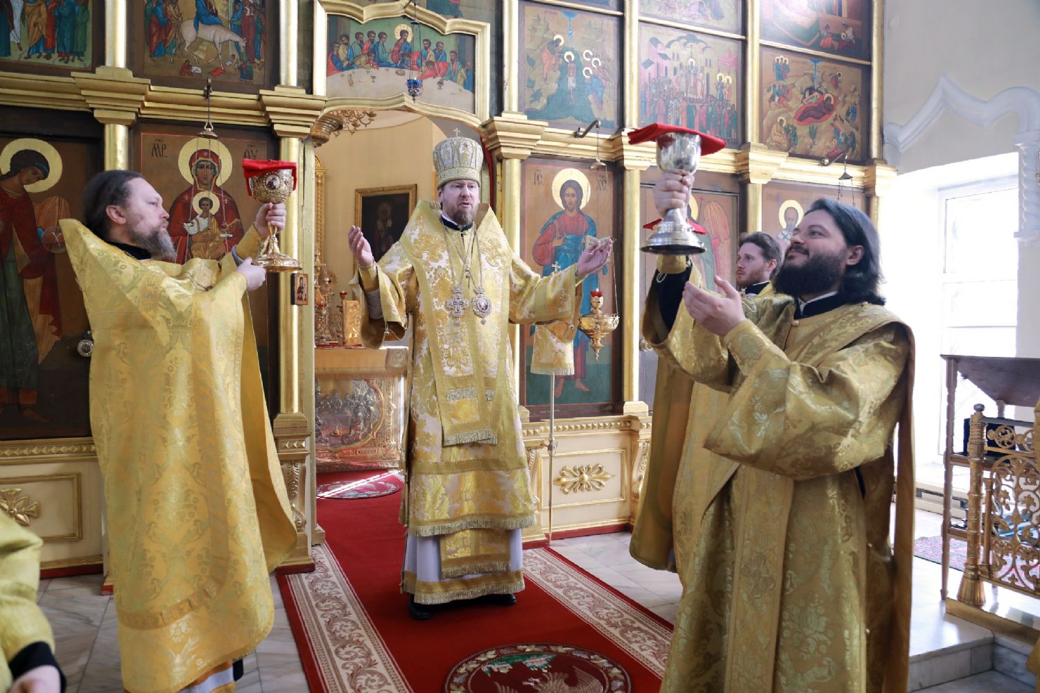 В Неделю о Страшнем суде митрополит Владимир совершил Божественную литургию в Свято-Никольском кафедральном соборе