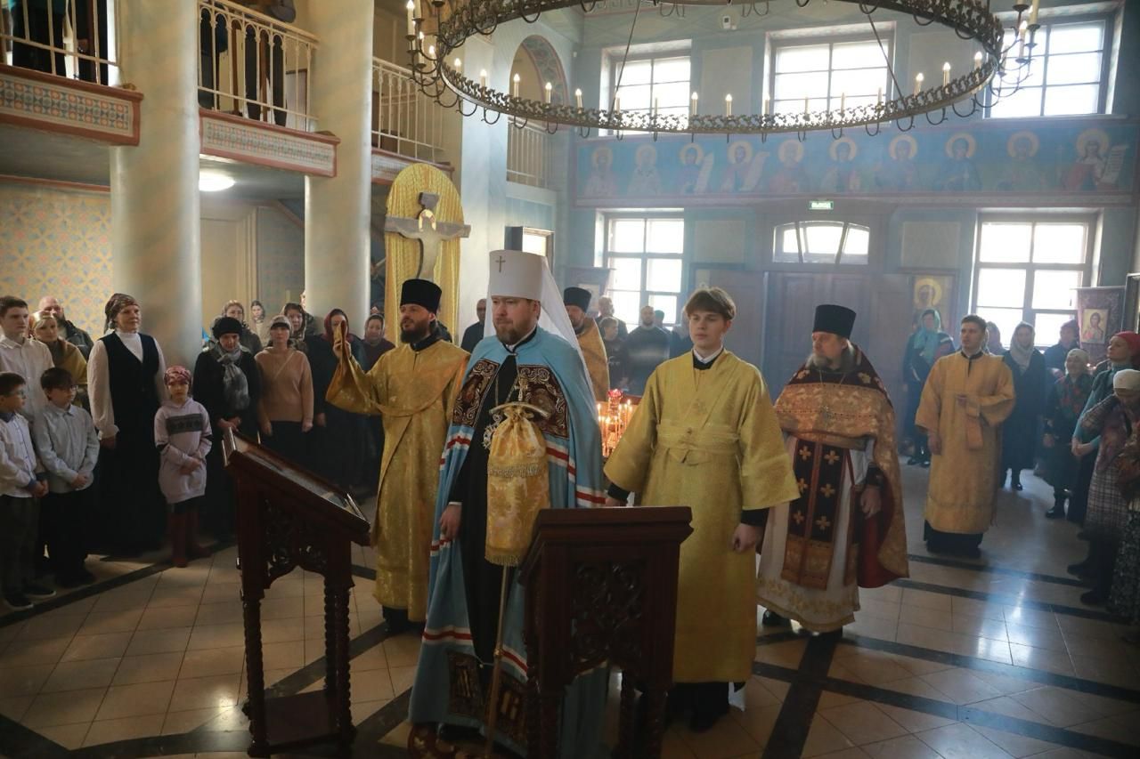 Глава Приморской митрополии совершил Божественную литургию в храме Казанской иконы Божией Матери