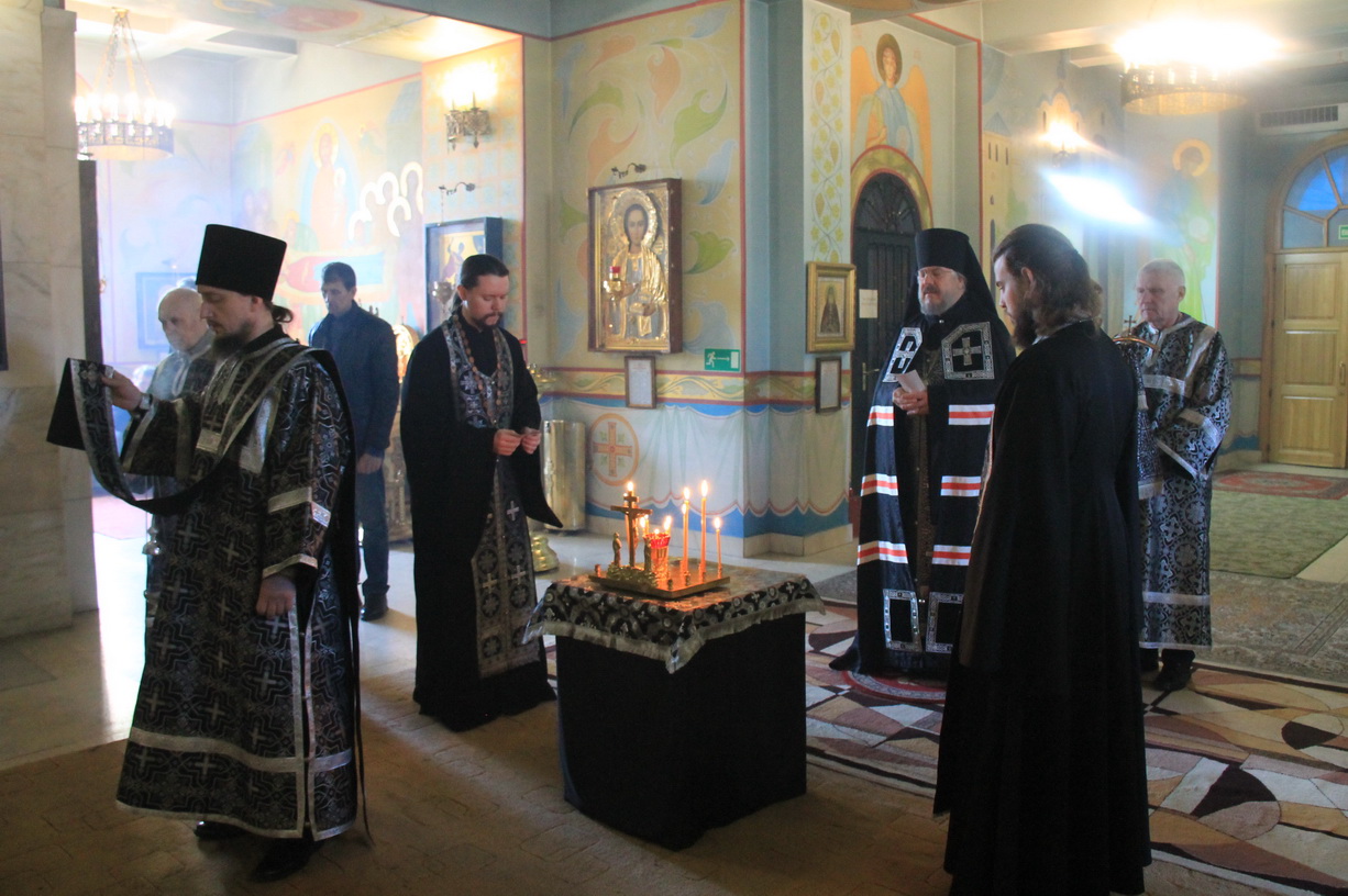 В четверг первой седмицы Великого поста епископ Николай молился за уставным богослужением в Казанском соборе г. Находки.
