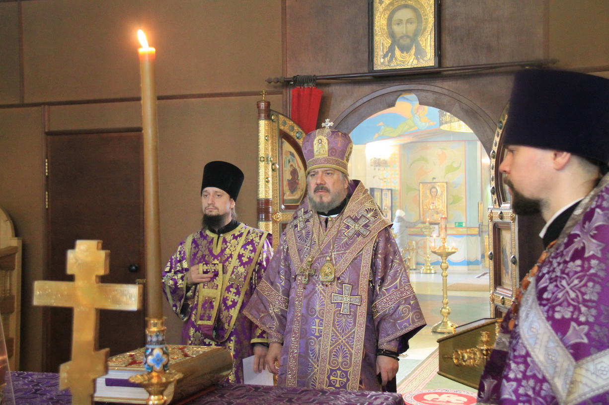 Епископ Николай возглавил вечернее богослужение в Казанском соборе.