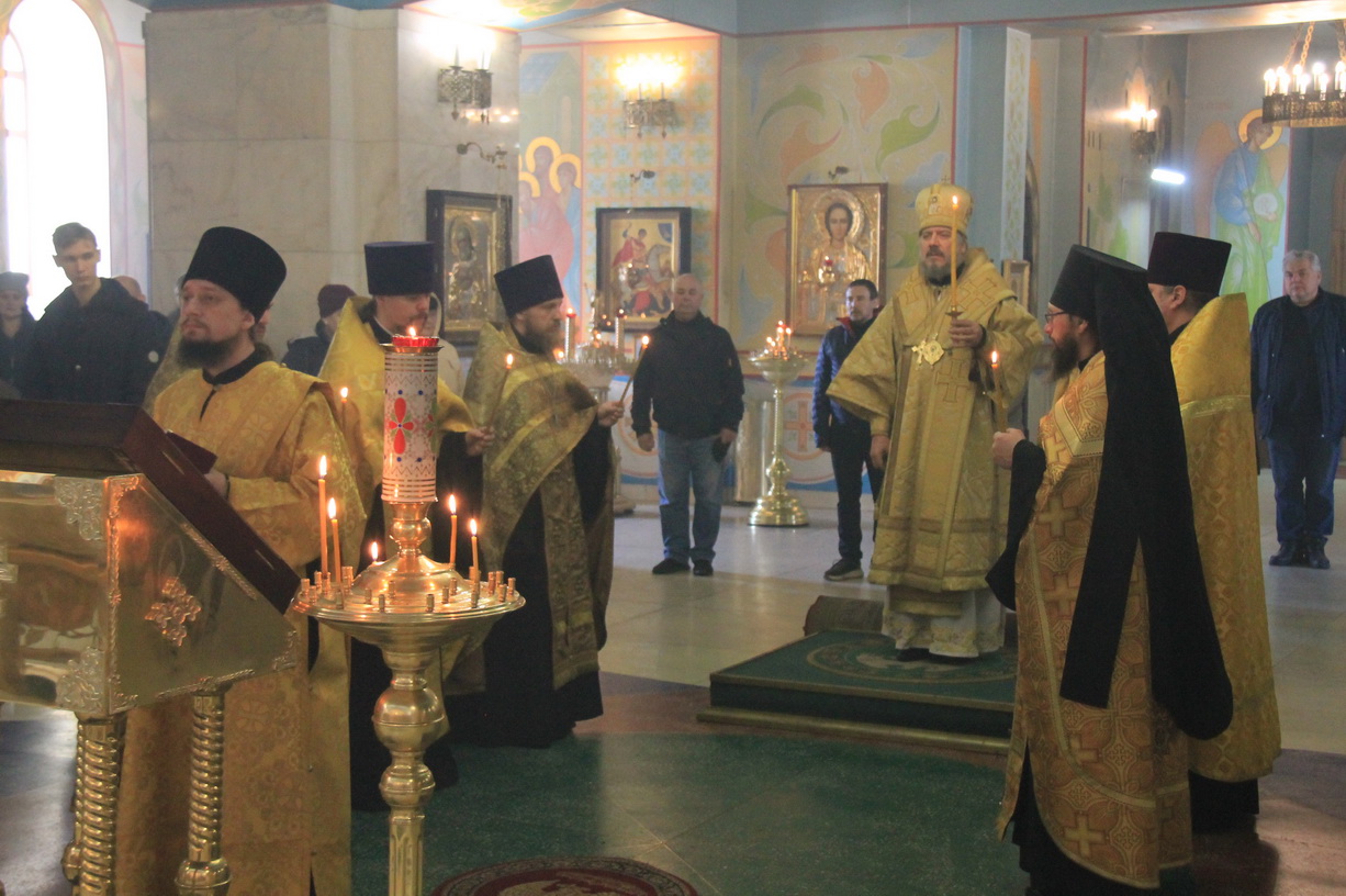 Епископ Находкинский и Преображенский Николай возглавил всенощное бдение в Казанском соборе.