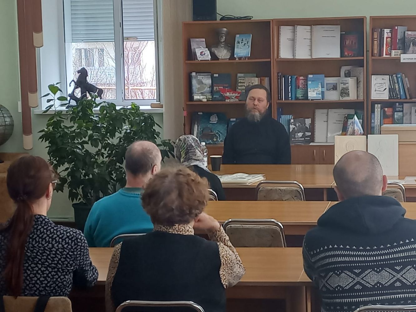 Клирик епархии побеседовал с посетителями Приморской краевой библиотеки для слепых на тему «Православная семья сегодня»