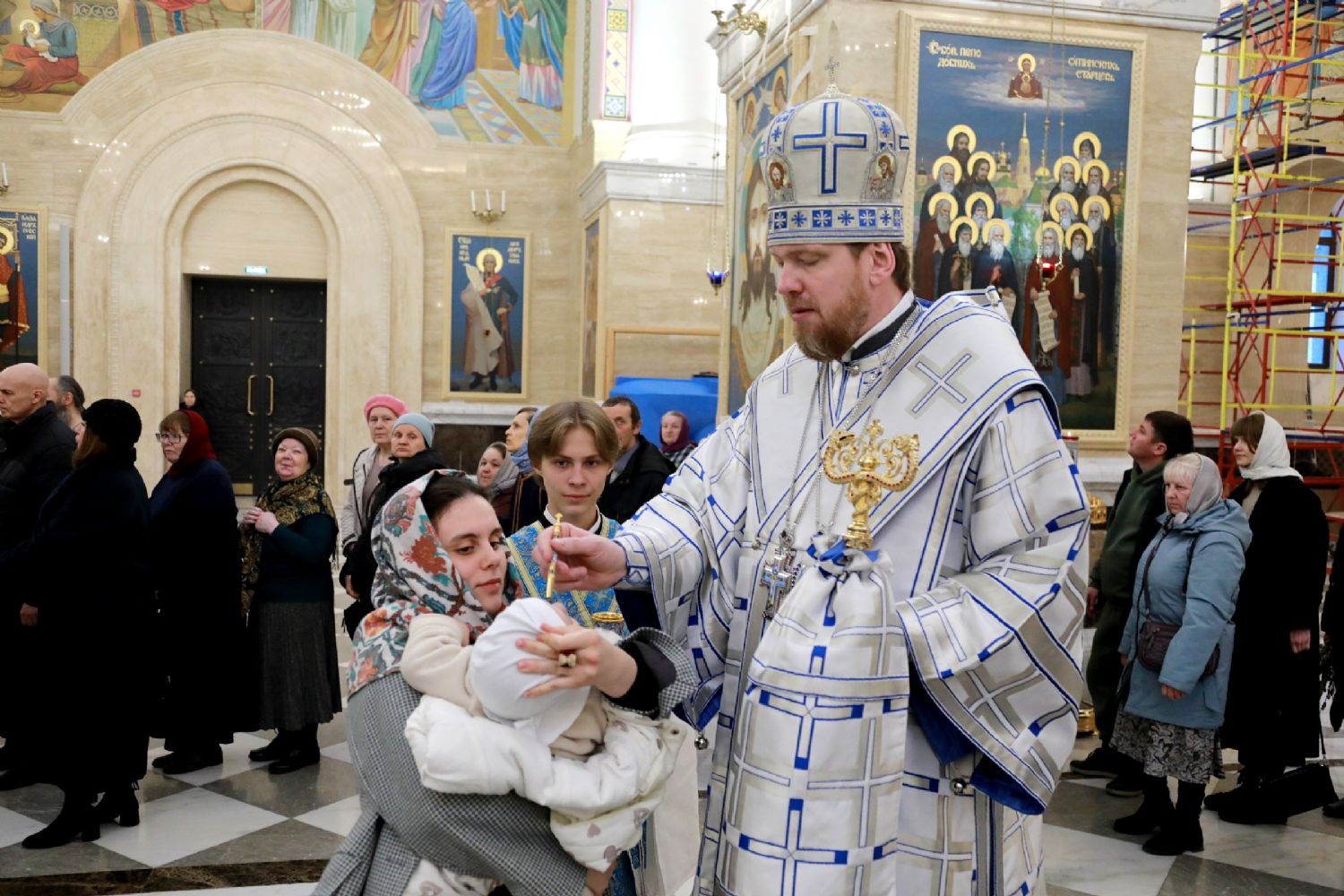 Митрополит Владимир совершил всенощное бдение с чином выноса Честного и Животворящего Креста Господня