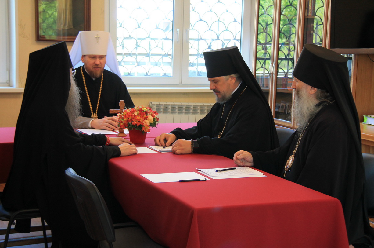 Под председательством митрополита Владимира состоялось заседание Архиерейского совета Приморской митрополии.