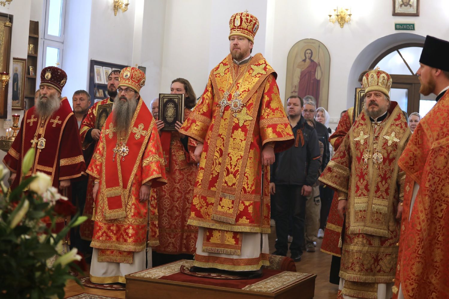 Архипастыри Приморской митрополии совершили литургию в Покровском храме города Артема.