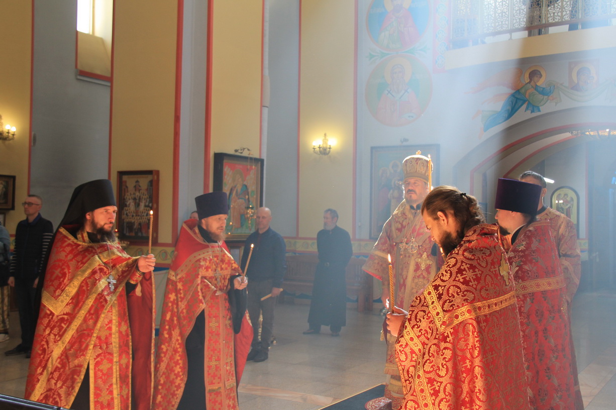 В канун дня памяти святителя Николая Чудотворца епископ Находкинский и Преображенский Николай совершил всенощное бдение в Казанском Кафедральном соборе г. Находки.