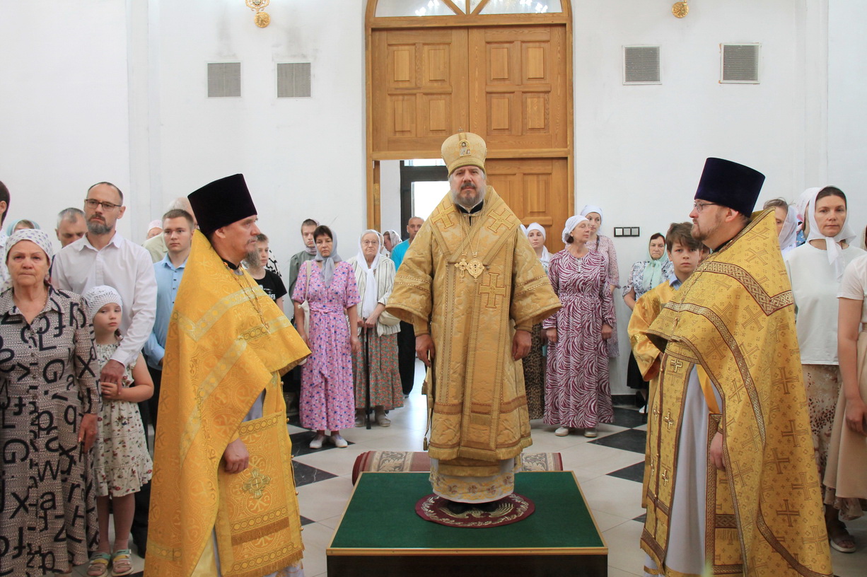 В праздник святых славных и всехвальных первоверховных апостолов Петра и Павла епископ Находкинский и Преображенский Николай совершил Божественную литургию в Петро-Павловском храме ЗАТО г. Большой Камень.
