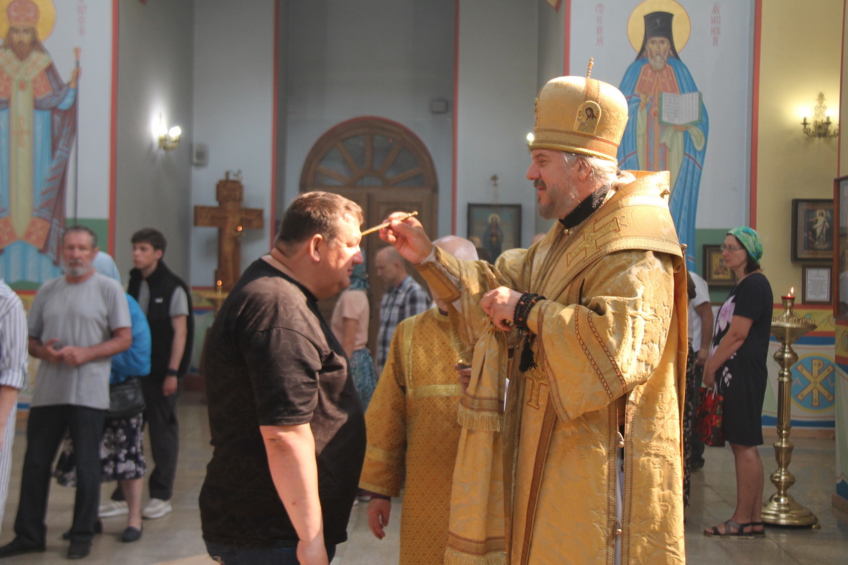 Епископ Находкинский и Преображенский Николай возглавил всенощное бдение в Казанском соборе.