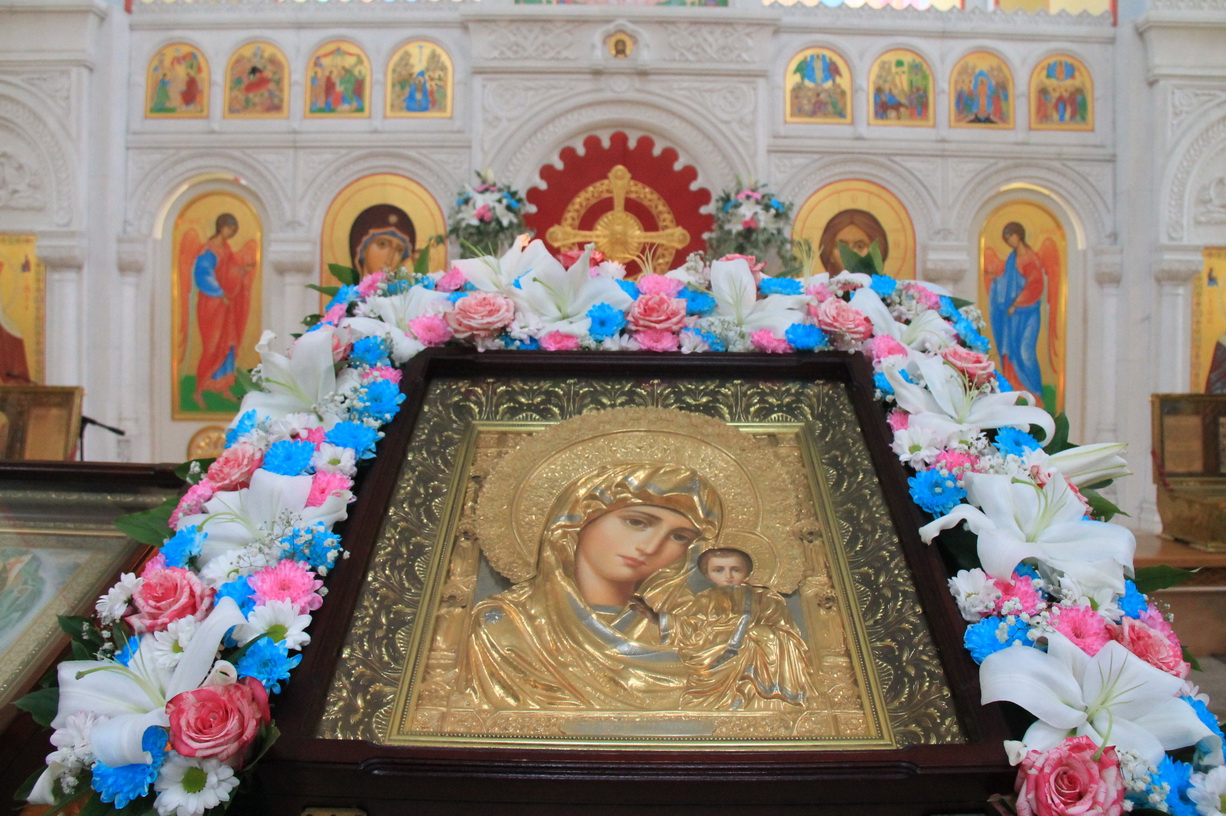 В день празднования явления иконы Божией Матери во граде Казани епископ Находкинский и Преображенский Николай совершил Божественную литургию в Казанском Кафедральном соборе г. Находки.